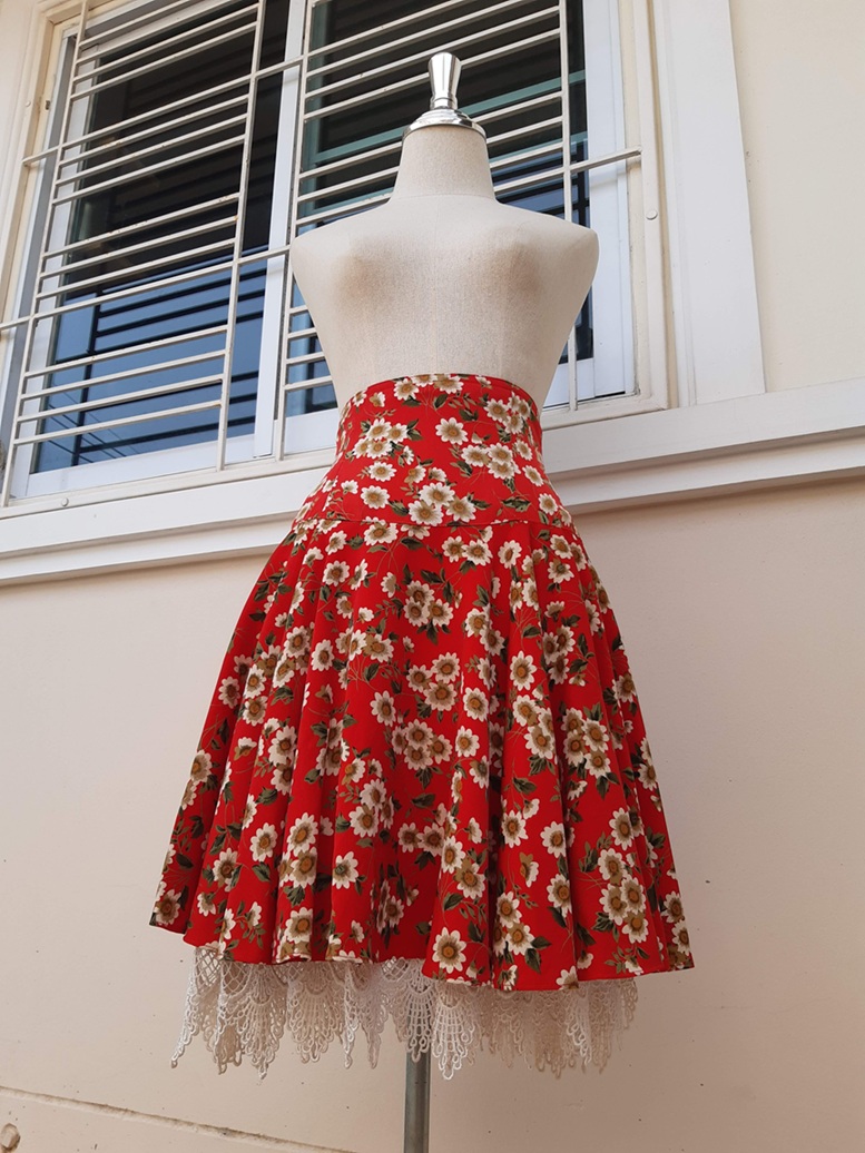 กระโปรงทรงสวิงลายดอกไม้สีแดง ชายลูกไม้วินเทจ (Vintage skirt)