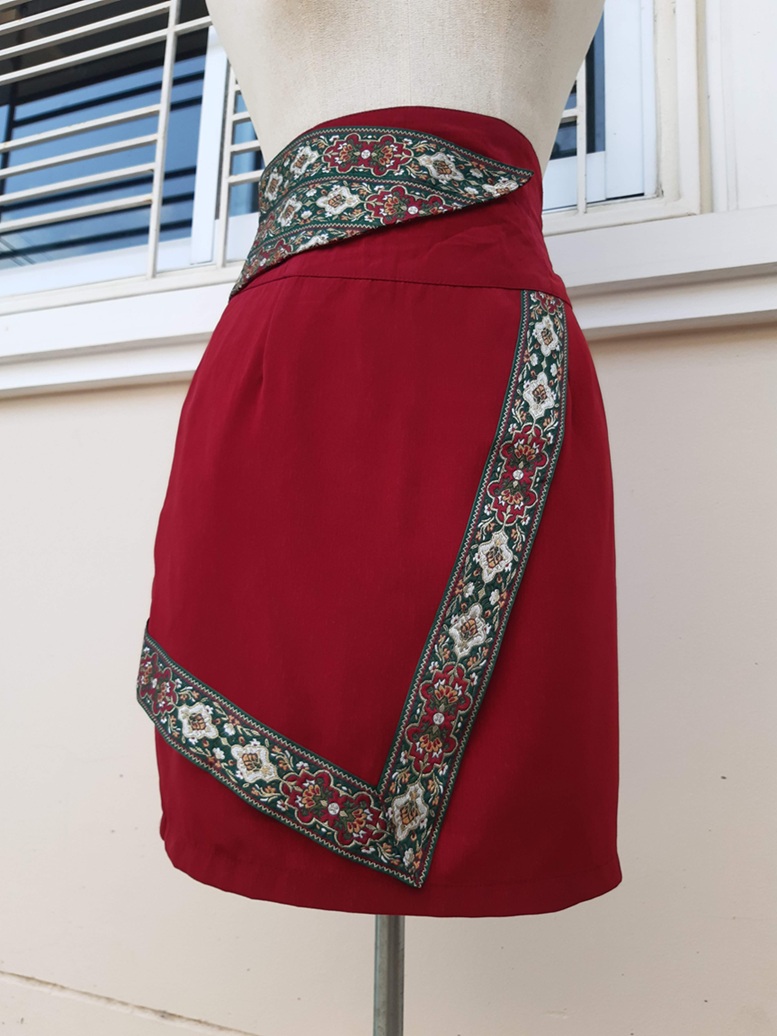 กระโปรงวินเทจทรงเอเอวสูงสีแดง แต่งแถบผ้า Northern style