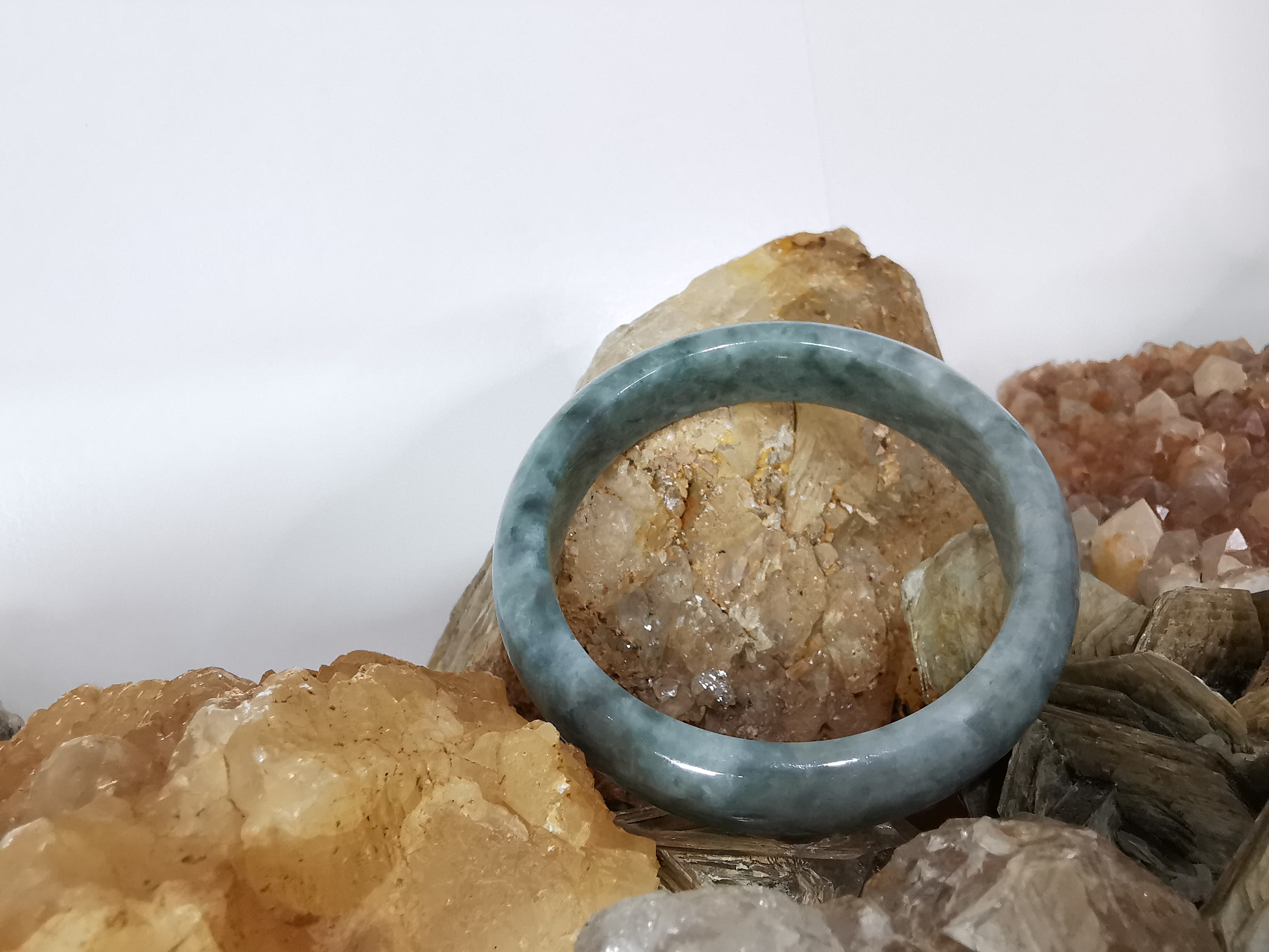 Green Bangle กำไลหยกเจไดต์แท้ Diameter/ เส้นผ่านศูนย์กลางด้านใน 59 mm.