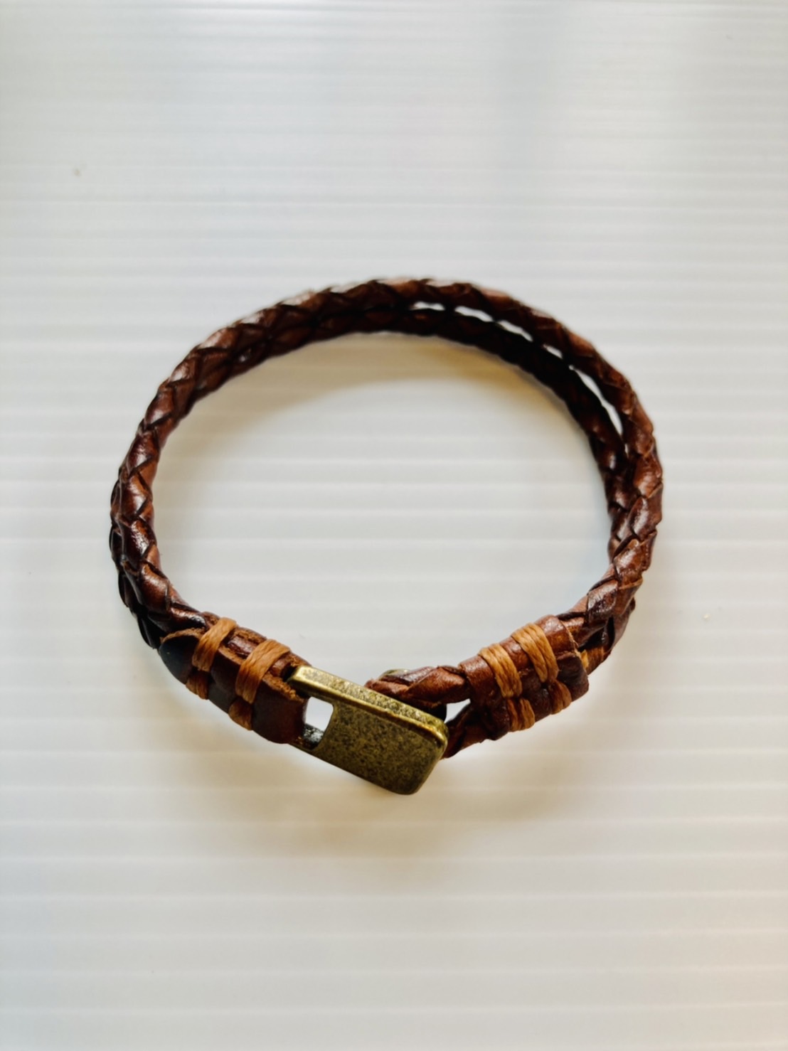 G 210280 สร้อยข้อมือหนังถถักตะขอทองเหลือง ราคาเช่า 30 บาท ต่อ 1 วัน