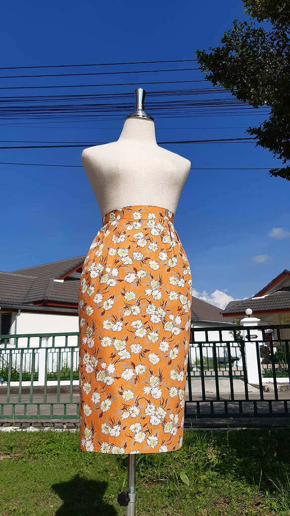 กระโปรงทรงสอบลายดอกไม้สีส้ม