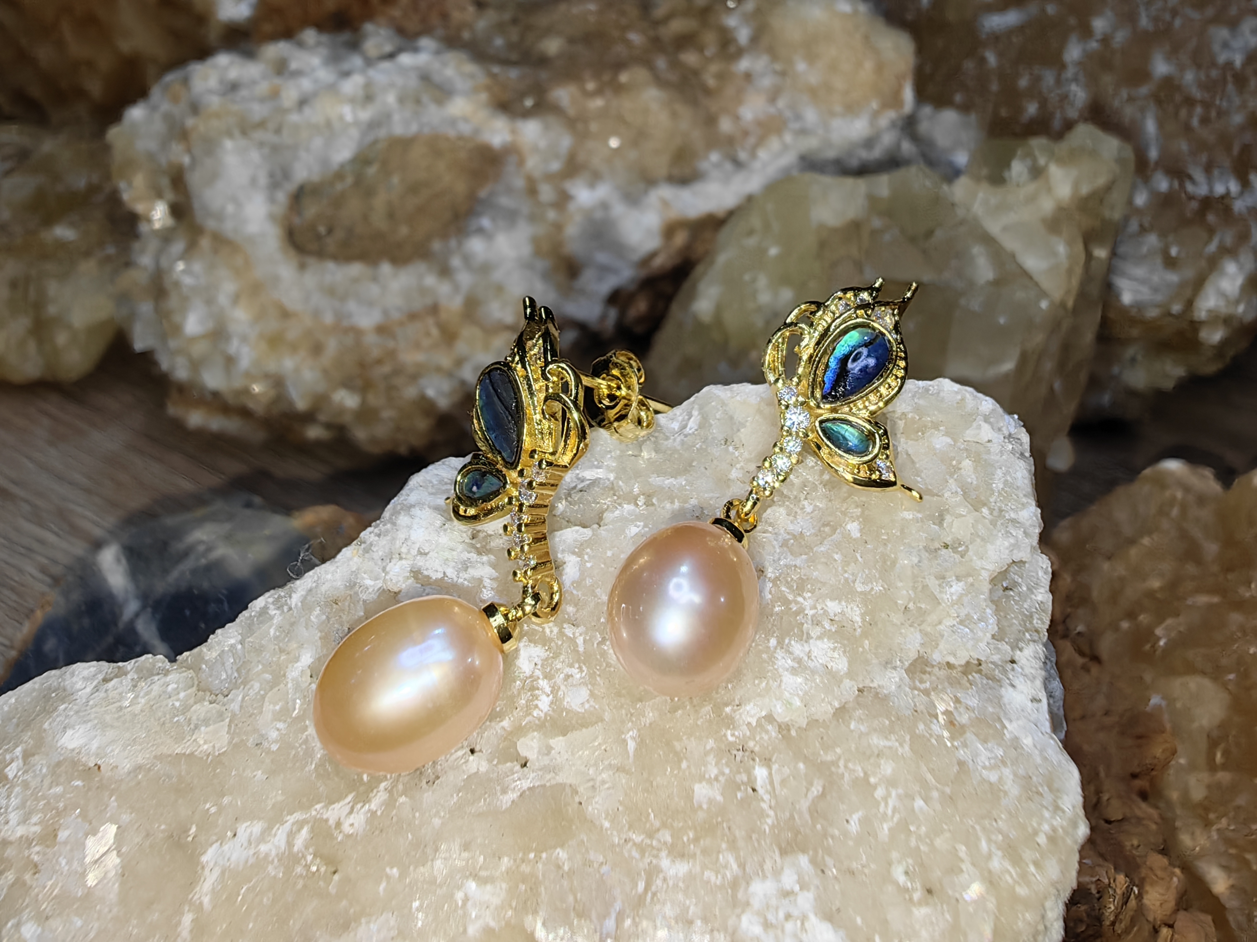 ต่างหูไข่มุกเลี้ยงธรรมชาติ เปลือกหอย เพชรสวิส Natural Cultured Pearl Mother of Pearl Swiss Diamond Earrings