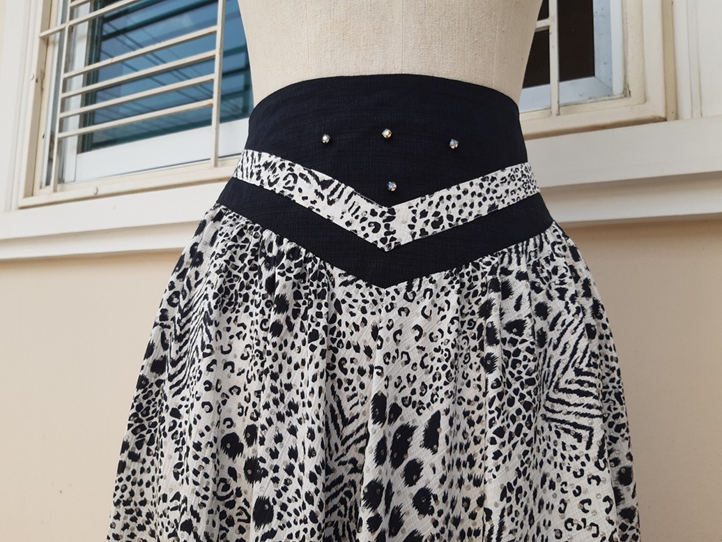 กระโปรงบานลายเสือดาว เอวสูง ผ้ากลิตเตอร์ งานวินเทจมือสอง (Vintage skirt)