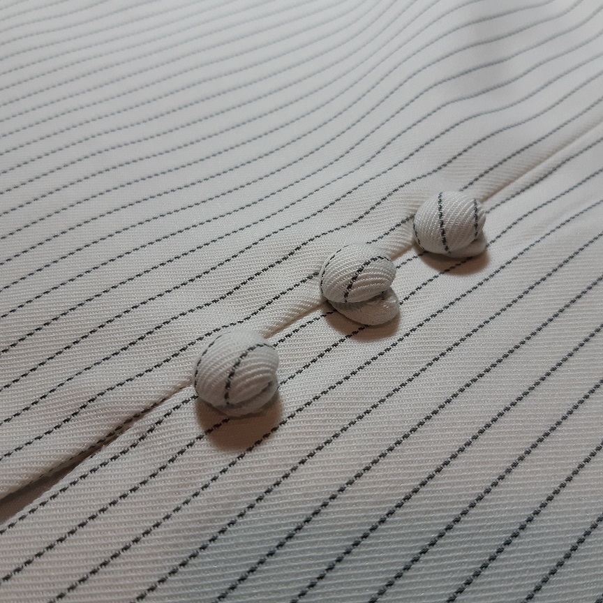 กระโปรงเอวสูงลายทางสีขาว