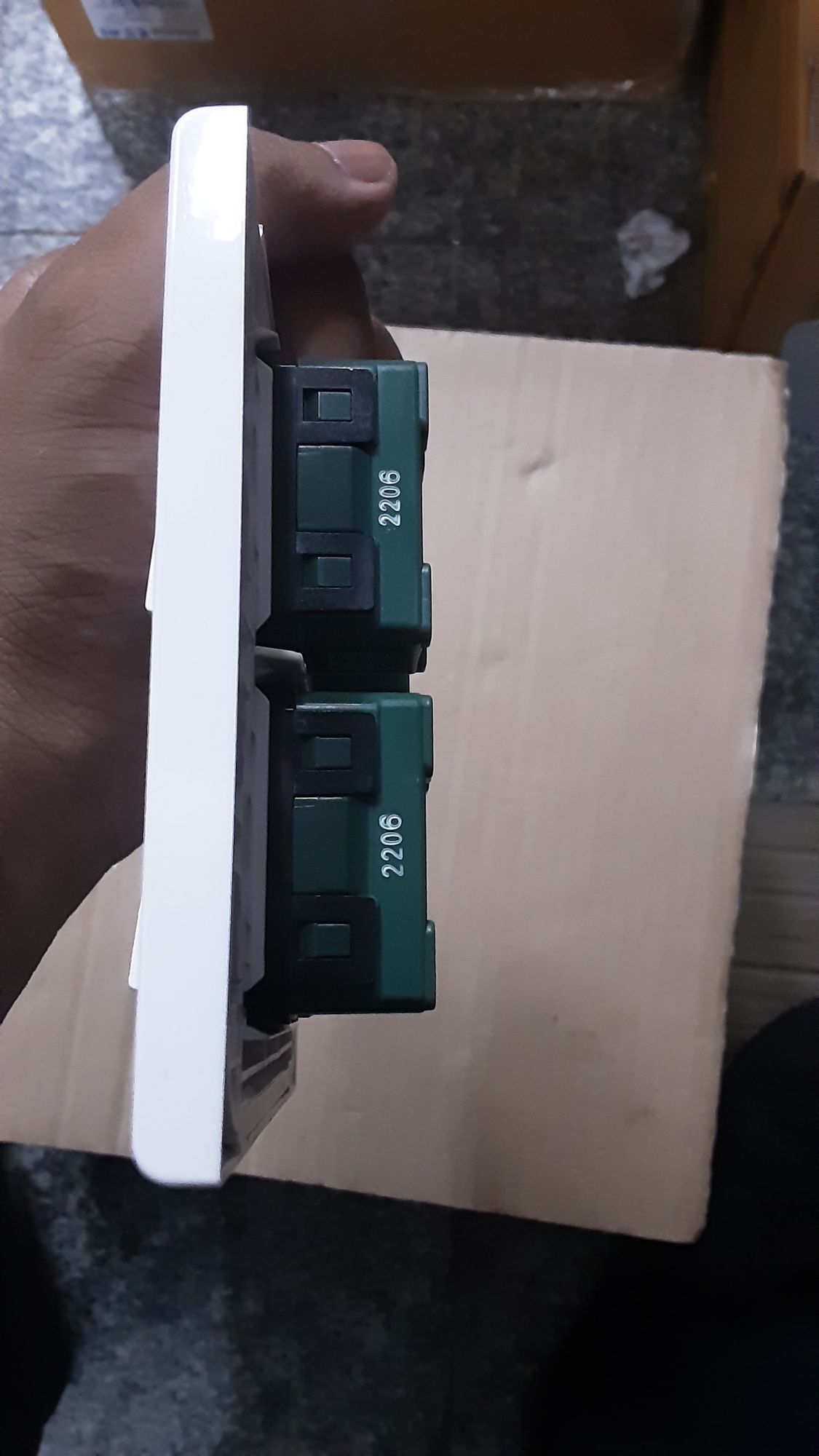 ชุดสวิตซ์ไฟสำเร็จ Panasonic เต้ารับเดียว 1 ช่อง สวิตซ์ 3 ช่อง พร้อมหน้ากาก 4 ช่อง บล็อกลอย4x4 สีขาว