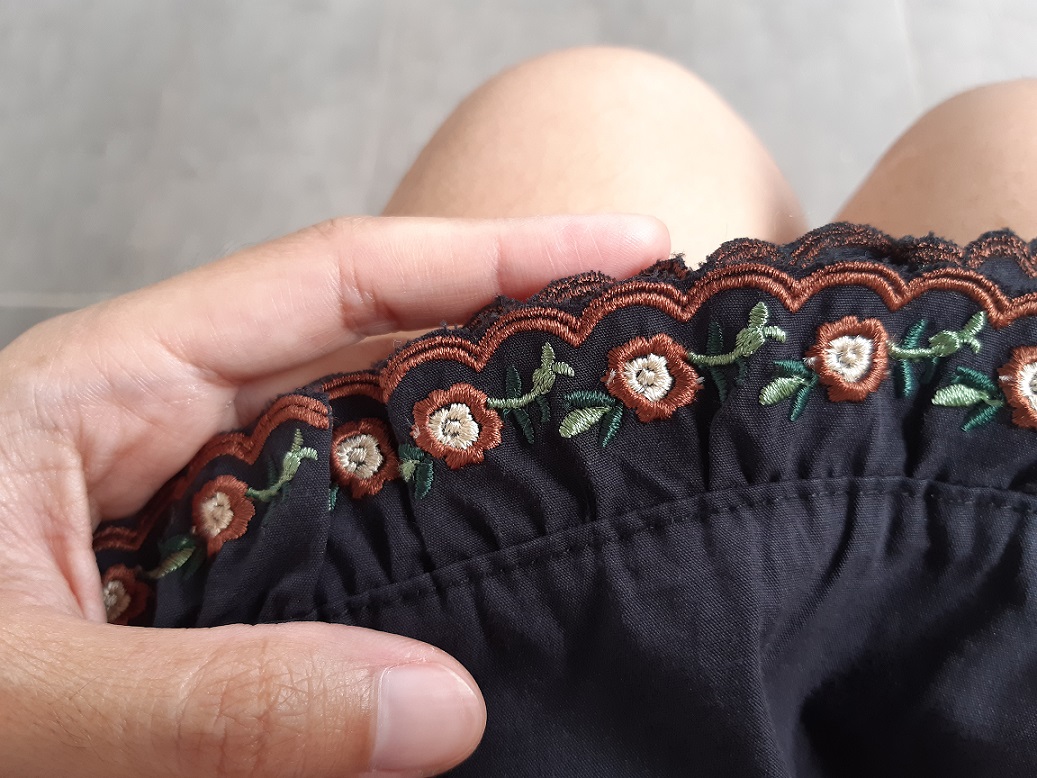 กระโปรงระบายชั้นๆ สีดำ ชายปักดอกไม้