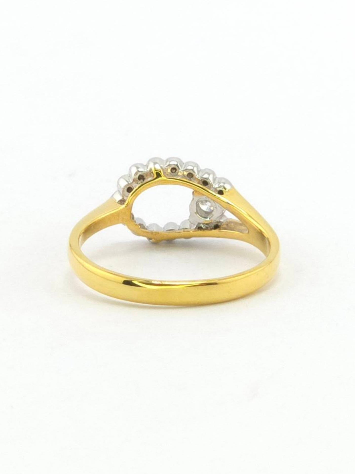 แหวนทองคำ 18K เพชรเกสร 13 ตัง 1 เม็ด 0.5 ตัง 15 เม็ด รวม 20.5 ตัง น้ำ 96-97 ความสะอาด vvs-vs ไซส์ 49 หน้ากว้าง 7.5 มิล น้ำหนัก 2.04 กรัม ราคา 7,500.-(Net)