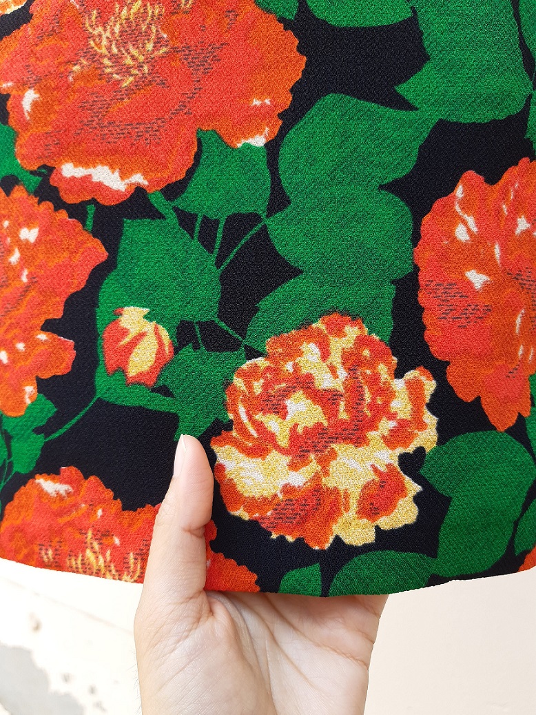 กระโปรงสั้นทรงเอลายดอกไม้สีส้ม