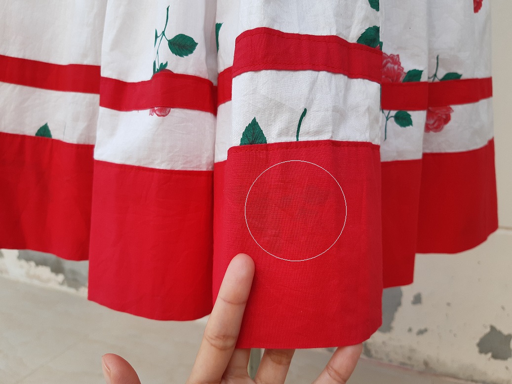 กระโปรงบานสีแดงลายดอกกุหลาบ