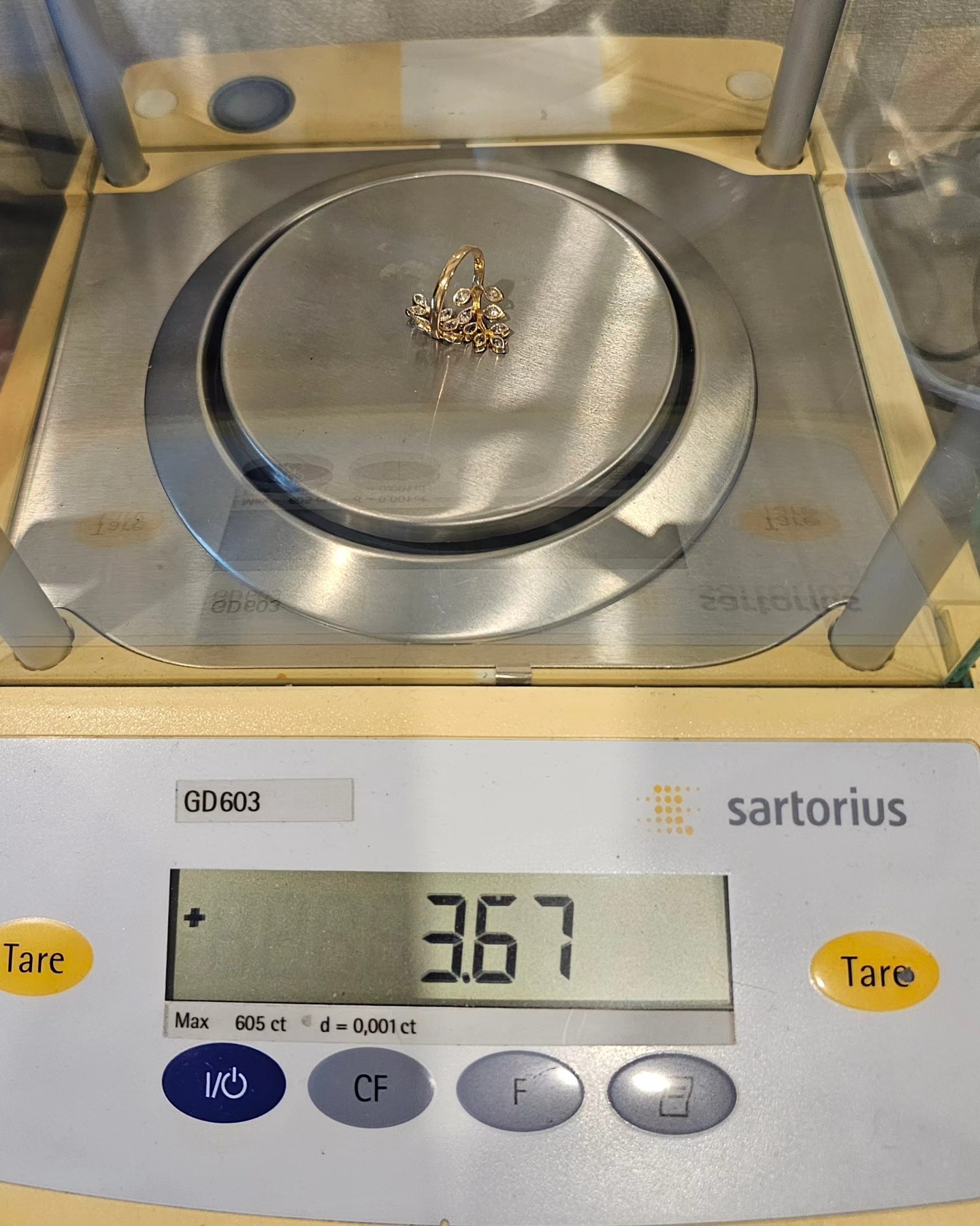 🚫ปิดการขาย(SoIdOut)🚫 แหวนทองคำ 18K เพชรเกสร 4 ตัง 16 เม็ด รวม 64 ตัง น้ำ 95-96 ความสะอาด vvs-vs หน้ากว้าง 22 มิล ไซส์ 50 น้ำหนัก 3.67 กรัม ราคา 11,500.-(Net)