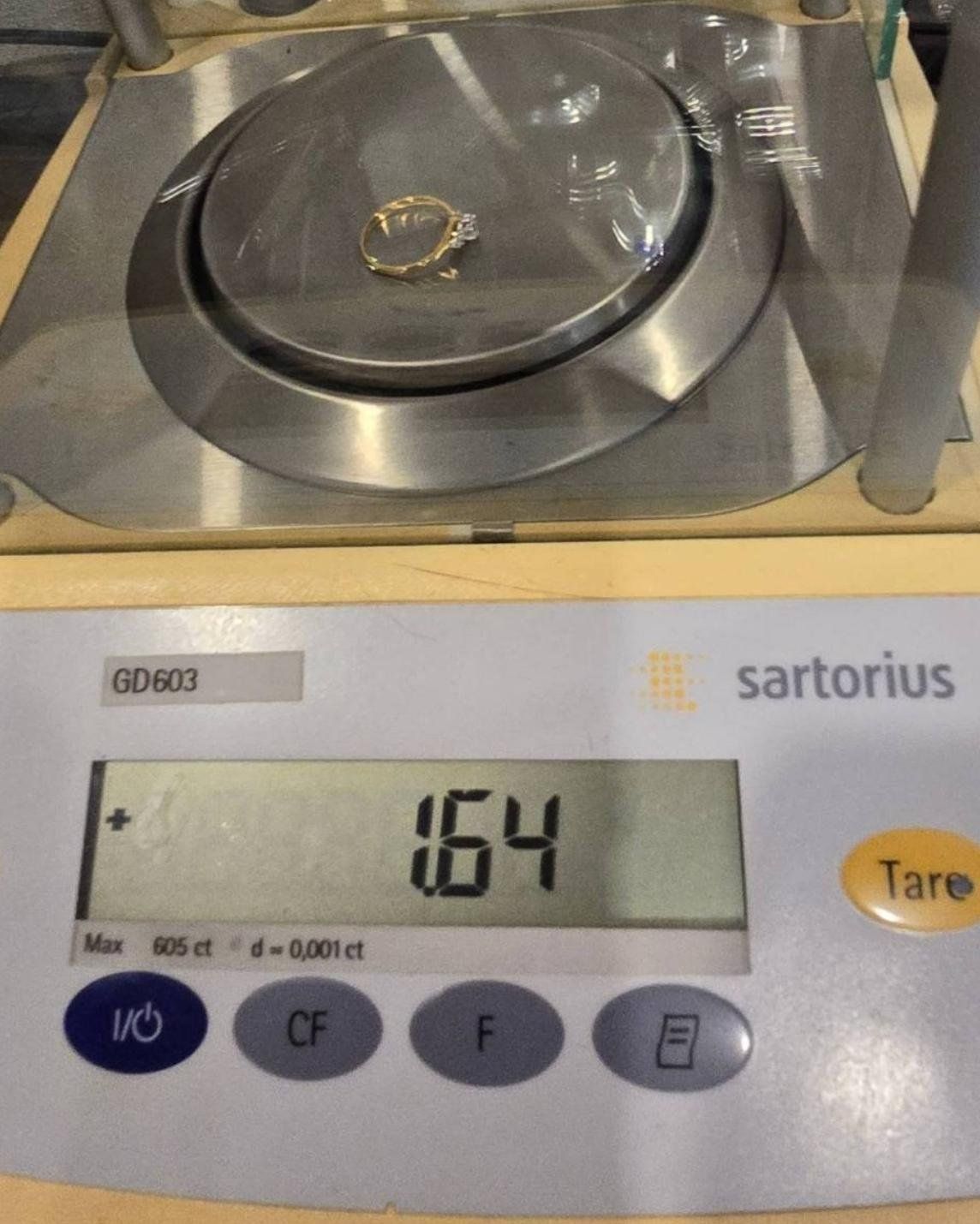 แหวนทองคำ 18K เพชรเกสร 15 ตัง 1 เม็ด 6 ตัง 2 เม็ด รวม 27 ตัง น้ำ 95-96 ความสะอาด vs2 ไซส์ 48 น้ำหนัก 1.64 กรัม ราคา 7,500.-(Net)