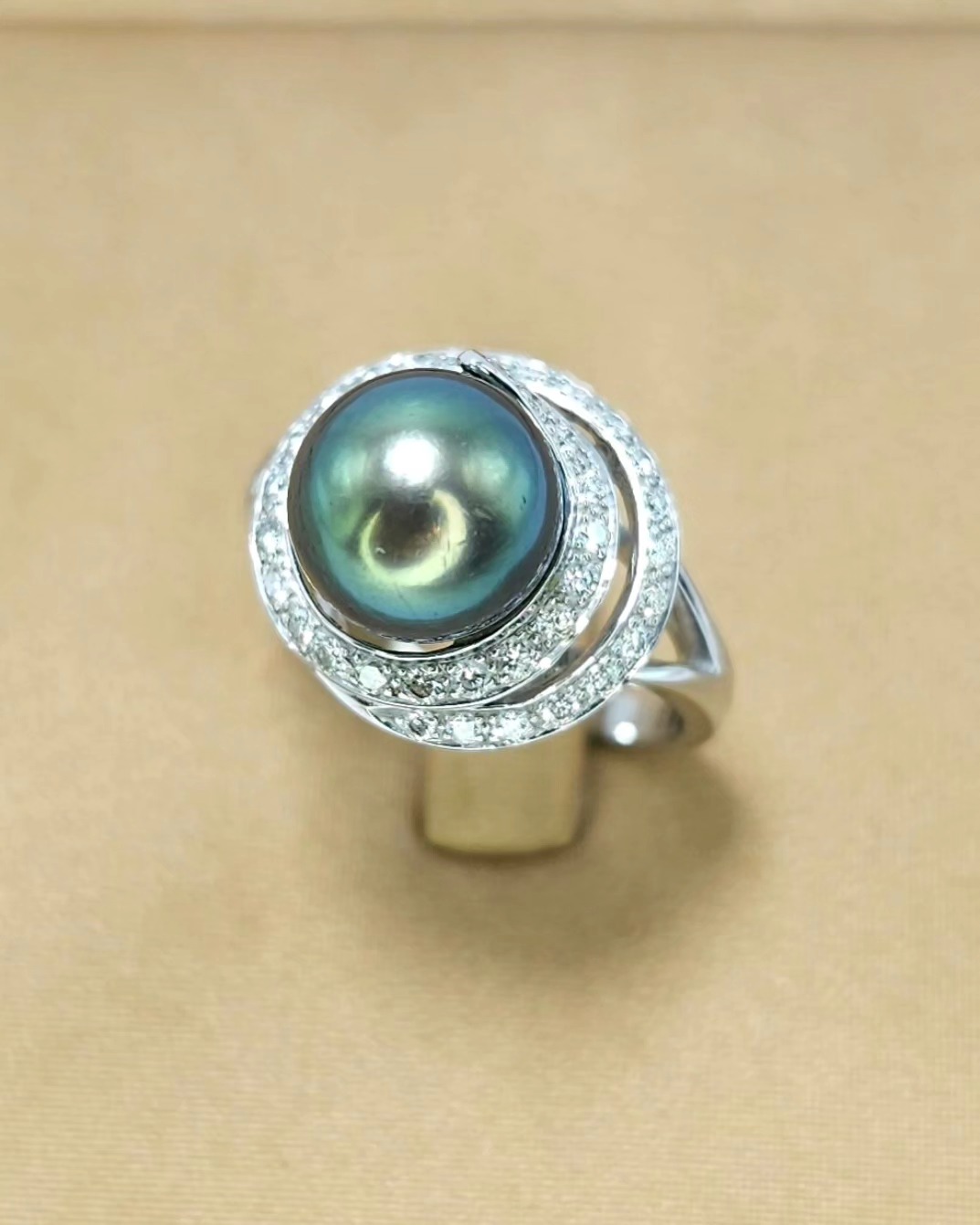 🚫ปิดการขาย(SoIdOut)🚫แหวนทองคำขาว 18K ประดับมุก South Sea 10 มิล 1 เม็ด ล้อมเพชรเกสร 1 ตัง 30 เม็ด 0.5 ตัง 4 เม็ด รวม 32 ตัง น้ำ 97-98 ความสะอาด vvs-vs ไซส์ 54 น้ำหนัก 5.8 กรัม ราคา 13500.-(Net)