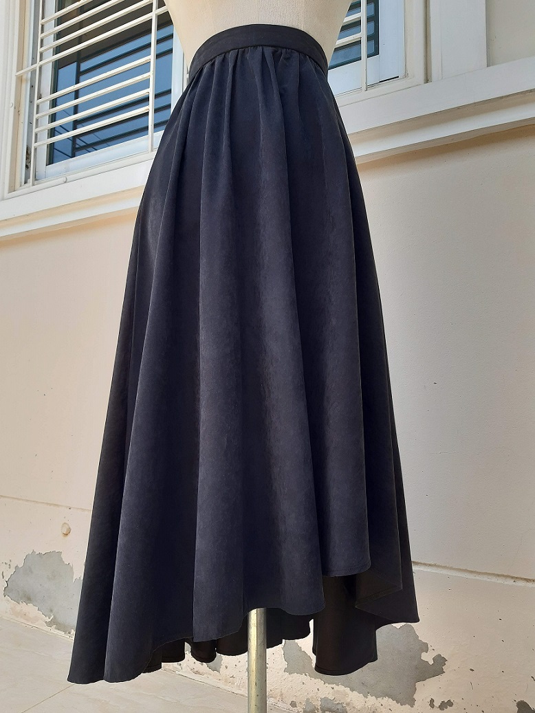 กระโปรงยาวสีดำผ้าสักหลาด ทรงหน้าสั้นหลังยาว