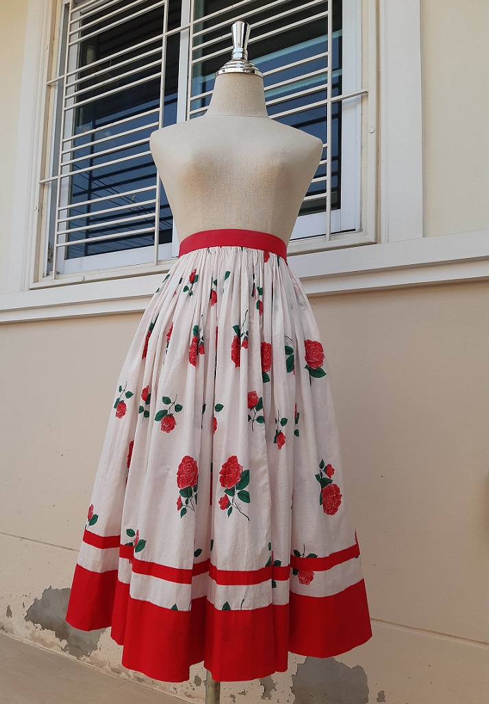 กระโปรงบานสีแดงลายดอกกุหลาบ