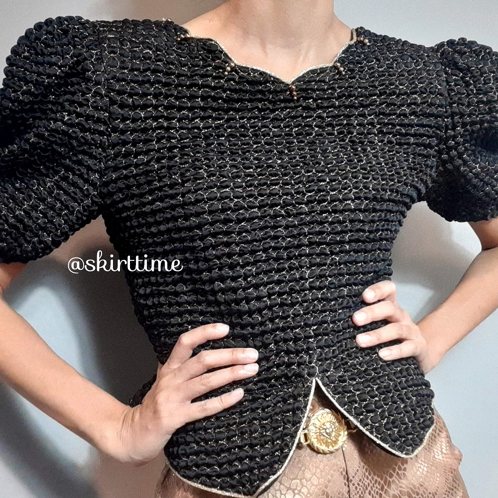 เสื้อแขนพองสีดำ เดินด้ายสีทอง ใส่ออกงาน