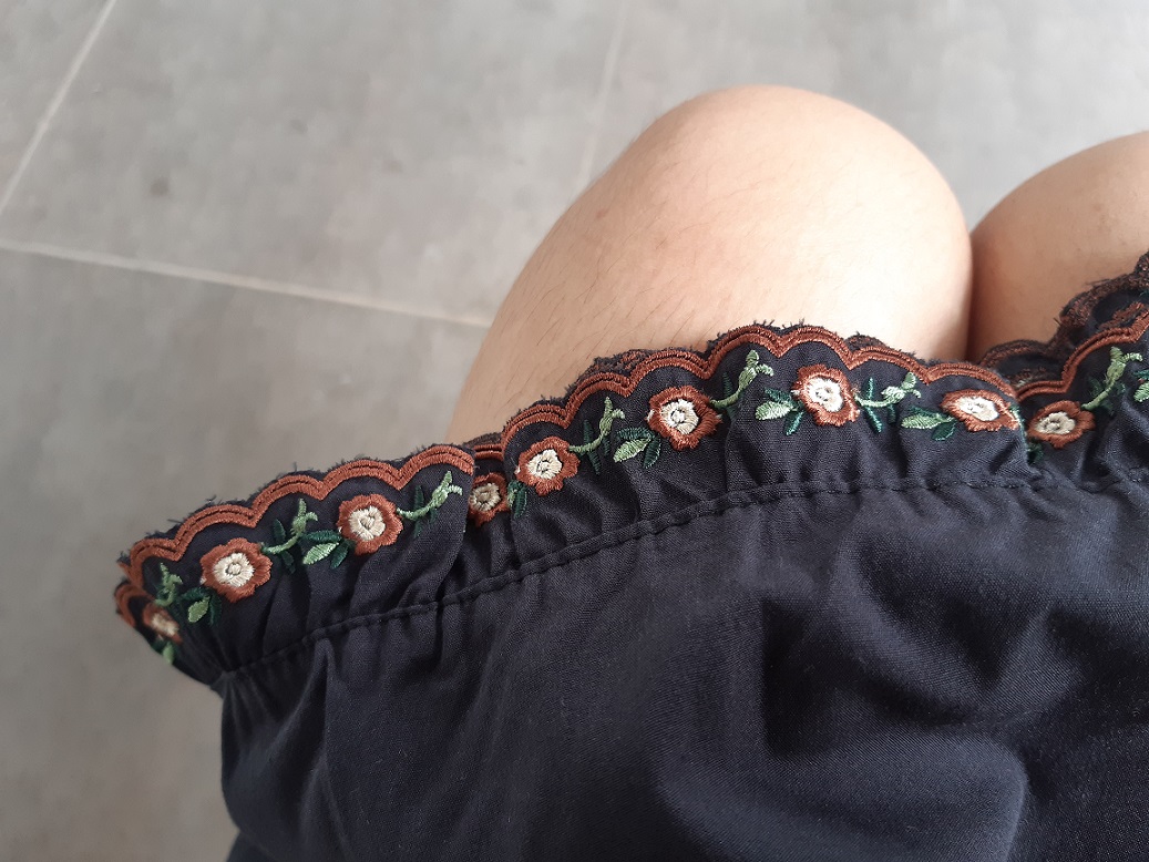 กระโปรงระบายชั้นๆ สีดำ ชายปักดอกไม้