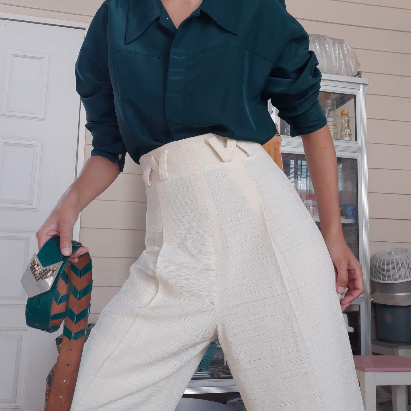 เสื้อเชิ้ตแขนยาวสีเขียวหัวเป็ด