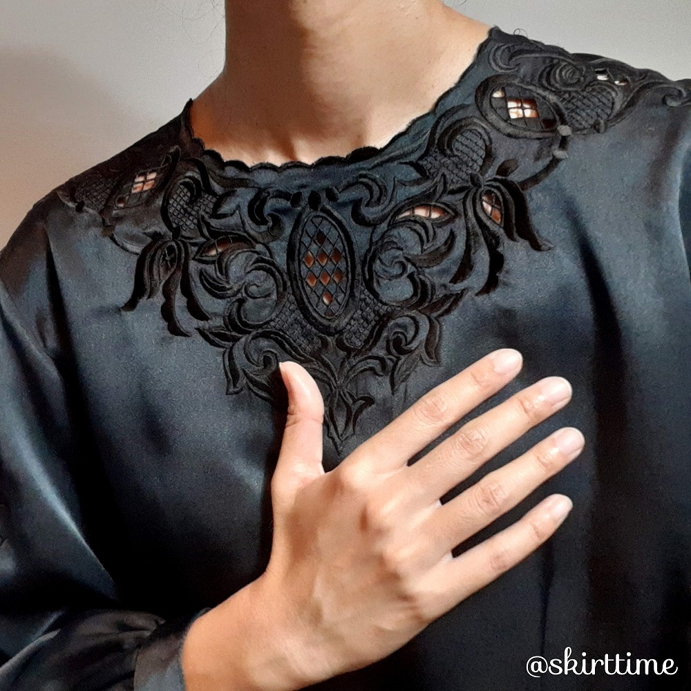 เสื้อวินเทจแขนยาวสีดำอก และ แขนฉลุลาย (Vintage Blouse)