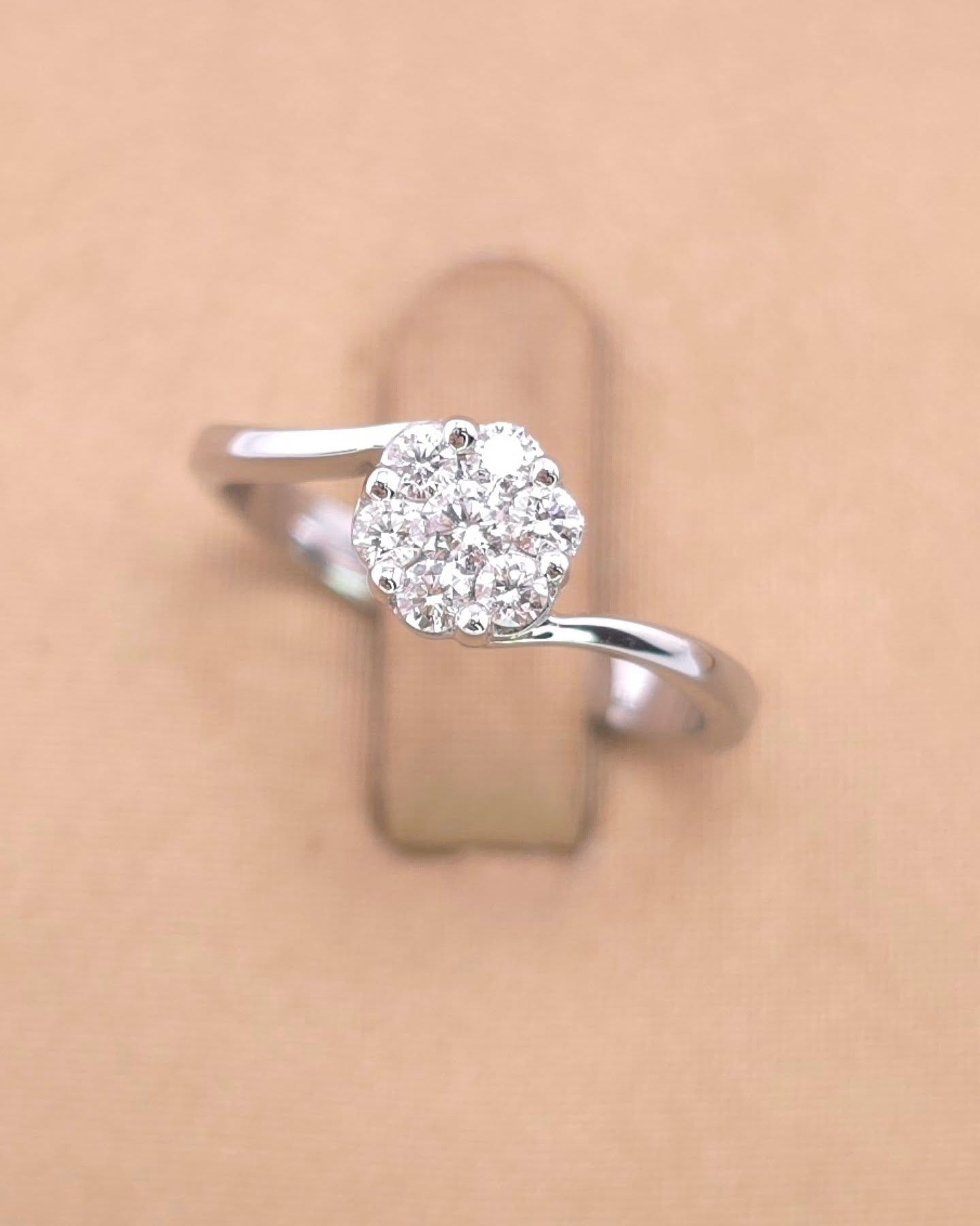 แหวนทองคำขาว 18K แบรนด์ Dilavie เพชรเกสร 6 ตัง 1 เม็ด 3.5 ตัง 6 เม็ด รวม 27 ตัง น้ำ 99(E) ความสะอาด if-vs ไซส์ 49 น้ำหนัก 2.1 กรัม ราคา 8,550.-(Net) (ออกShop24,400บาท ประหยัดไป65%)