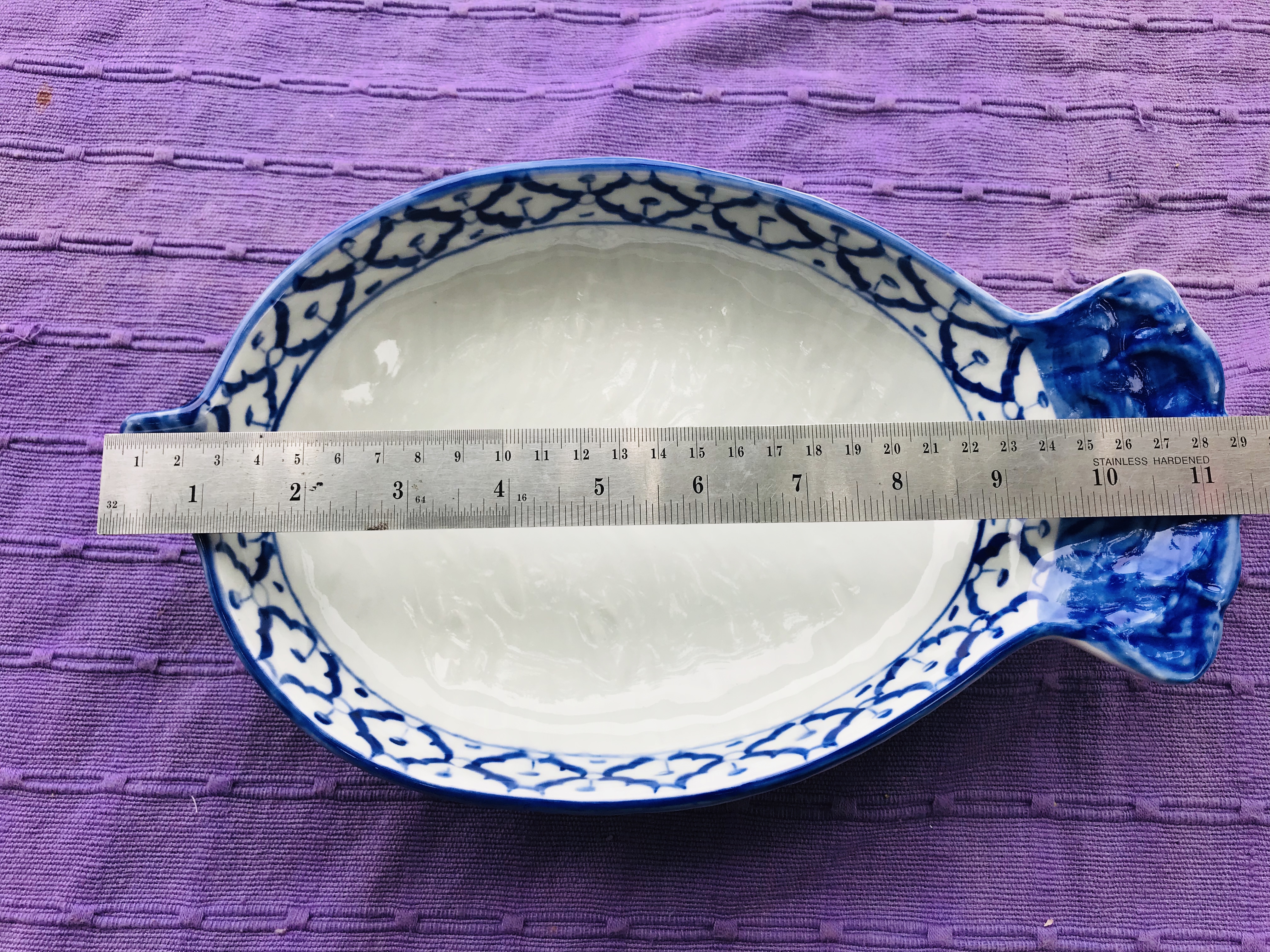 จานลายไทยทรงสับปะรด11"