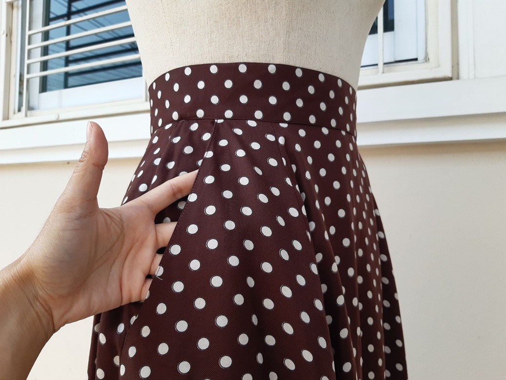 กระโปรงวินเทจลายจุดสีน้ำตาล ทรงบาน ผ้าทิ้งตัวสวย มีกระเป๋าข้าง (Vintage Skirt)