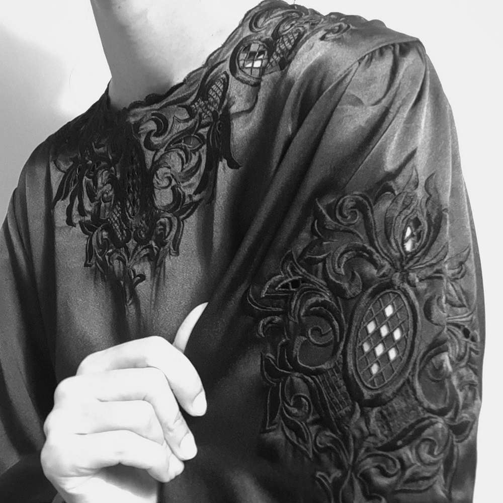 เสื้อวินเทจแขนยาวสีดำอก และ แขนฉลุลาย (Vintage Blouse)