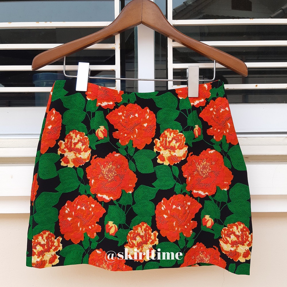 กระโปรงสั้นทรงเอลายดอกไม้สีส้ม