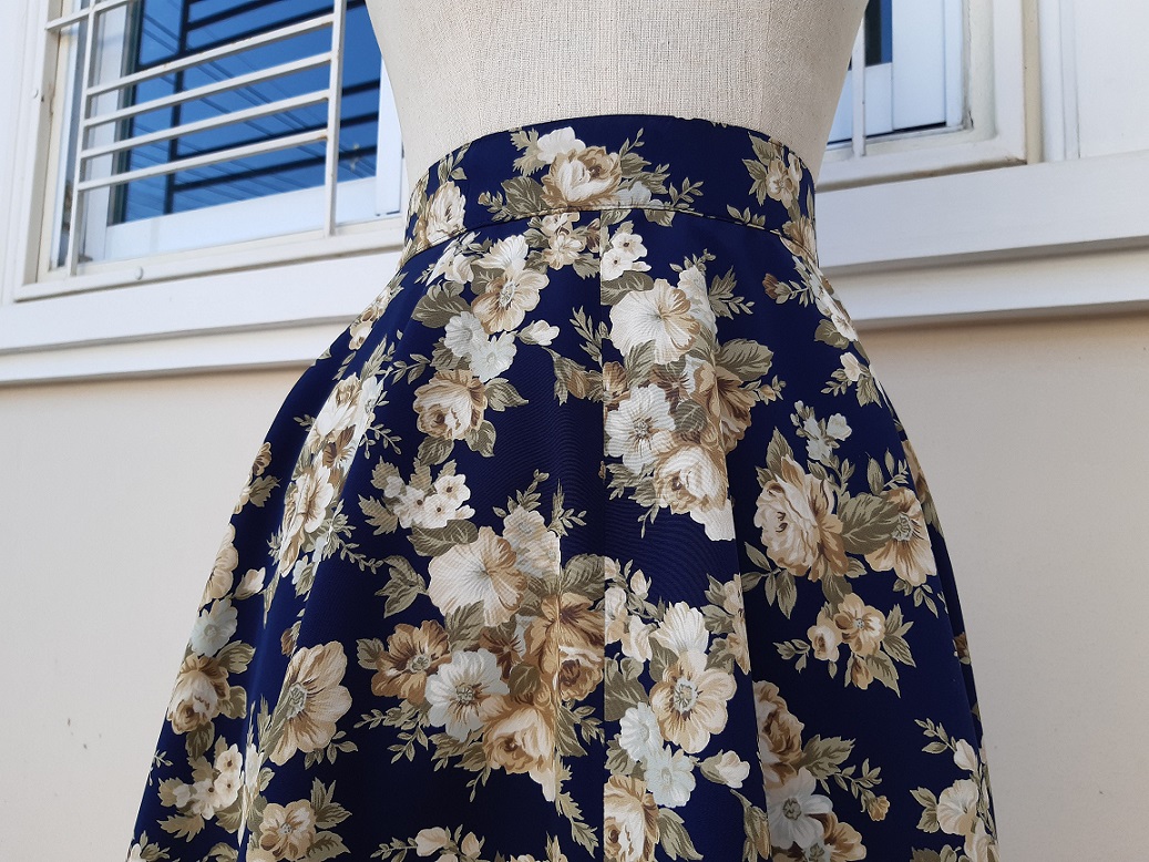 กระโปรงวินเทจลายดอกไม้ พื้นสีกรมท่า