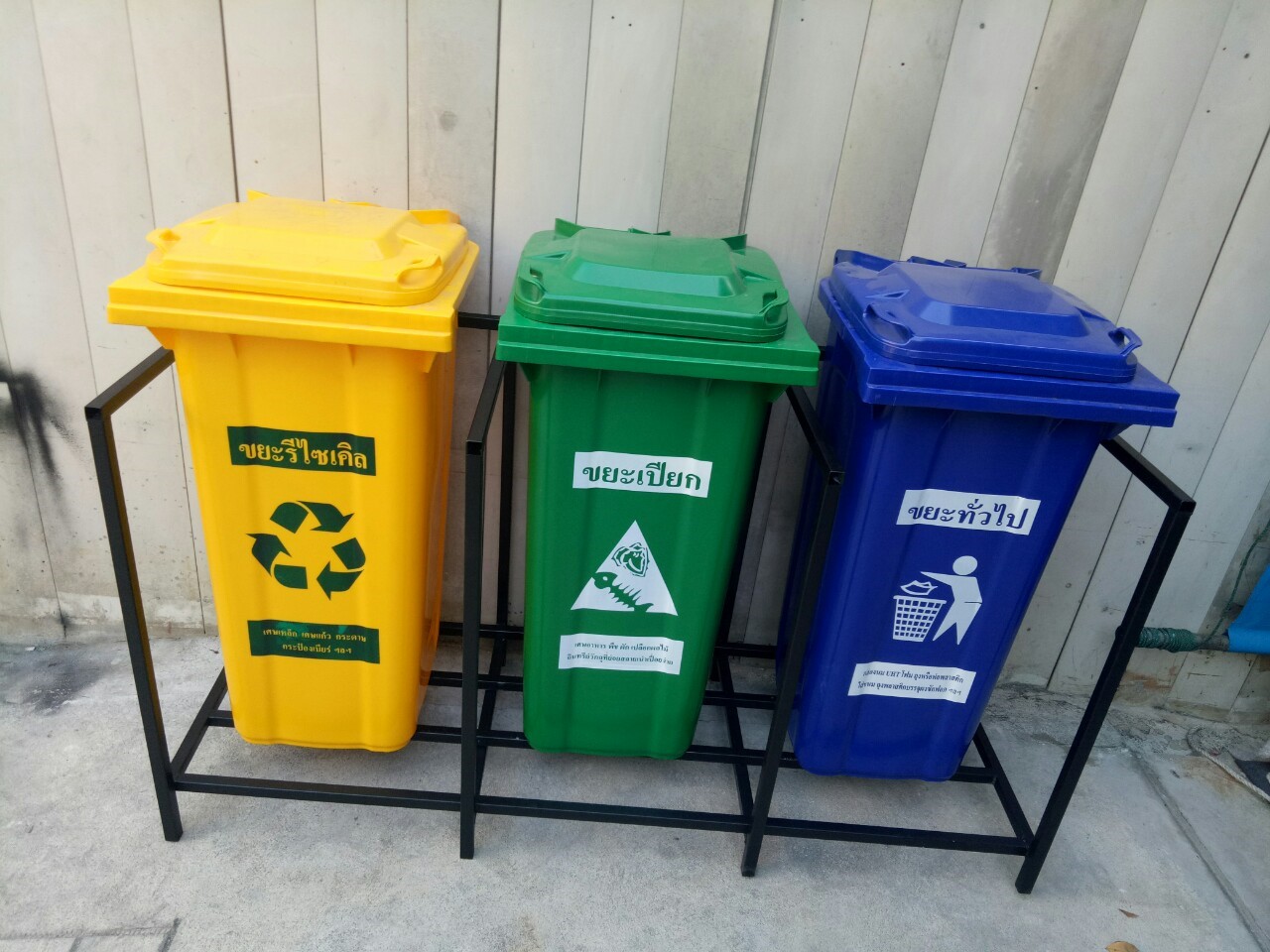 แท่นวางถังขยะ กทม. 120 ลิตร ขนาด 3 ช่อง ไม่มีป้ายแผงหลัง
