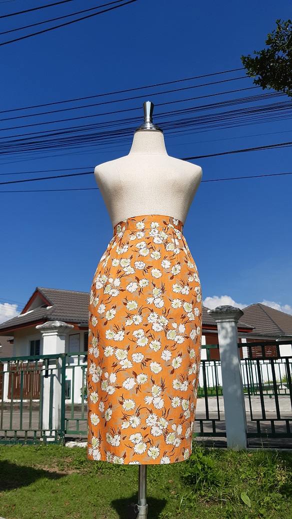 กระโปรงทรงสอบลายดอกไม้สีส้ม