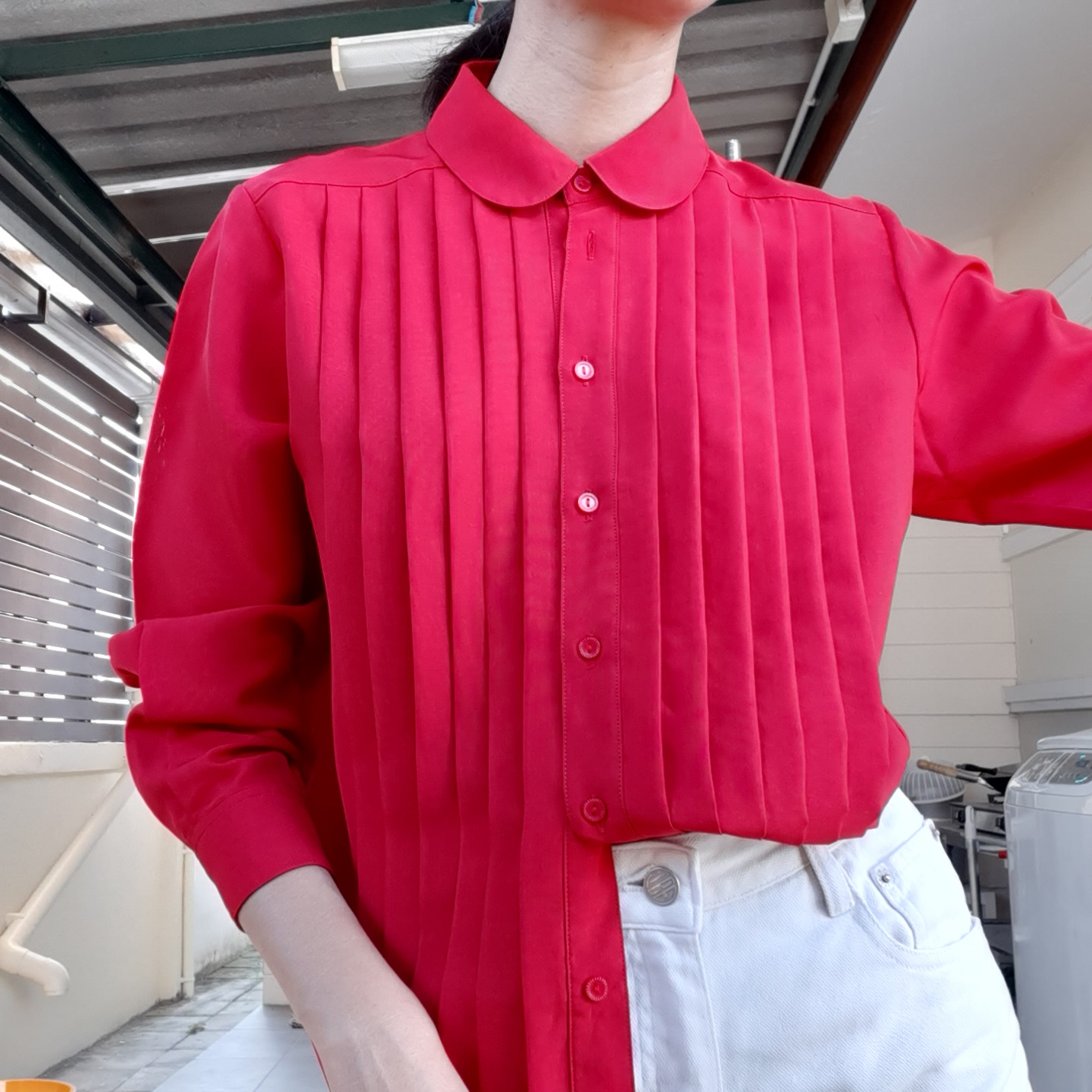 เสื้อคอบัวสีแดง