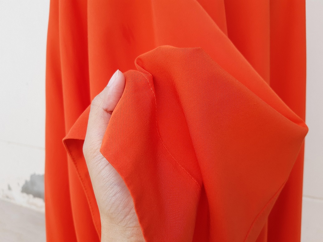 กระโปรงบานสีส้ม แบรนด์ UNIQLO