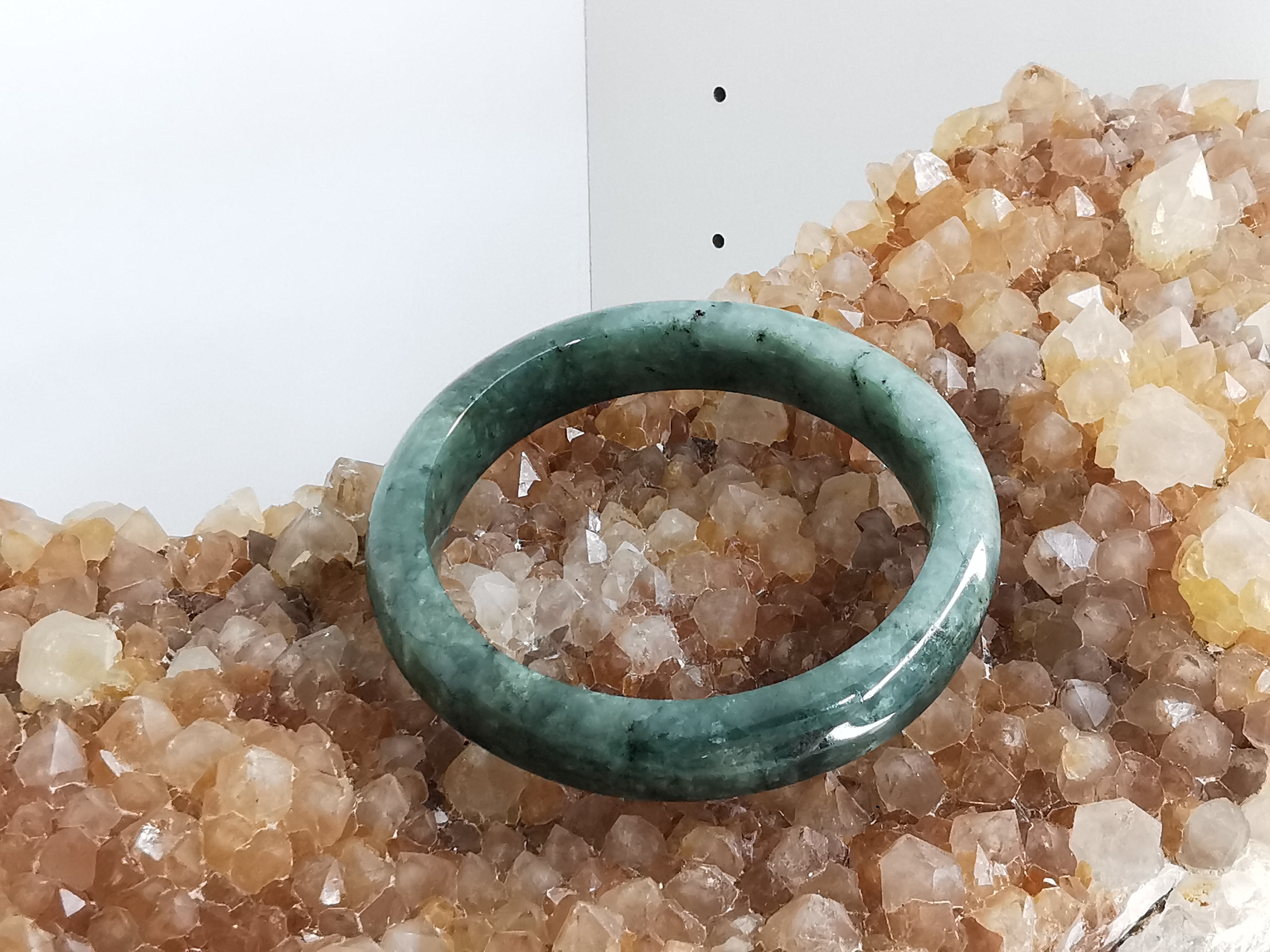 Green Bangle กำไลหยกเจไดต์แท้ Diameter/ เส้นผ่านศูนย์กลางด้านใน 56 mm.