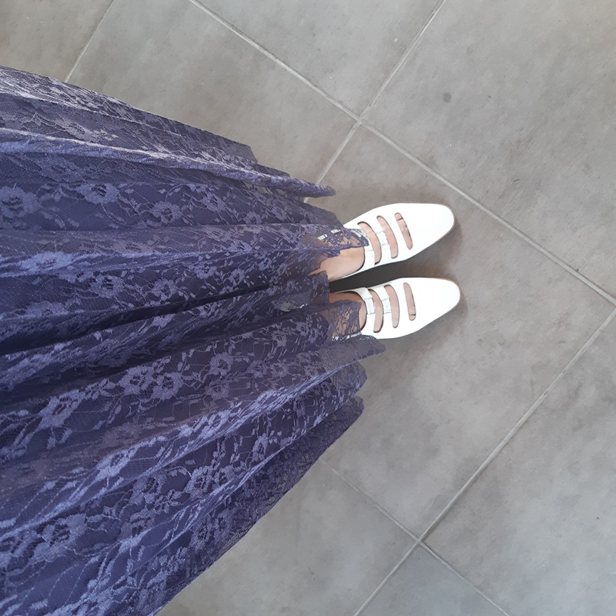 กระโปรงพลีทผ้าลูกไม้สีม่วงอมเทา แบรนด์ GU