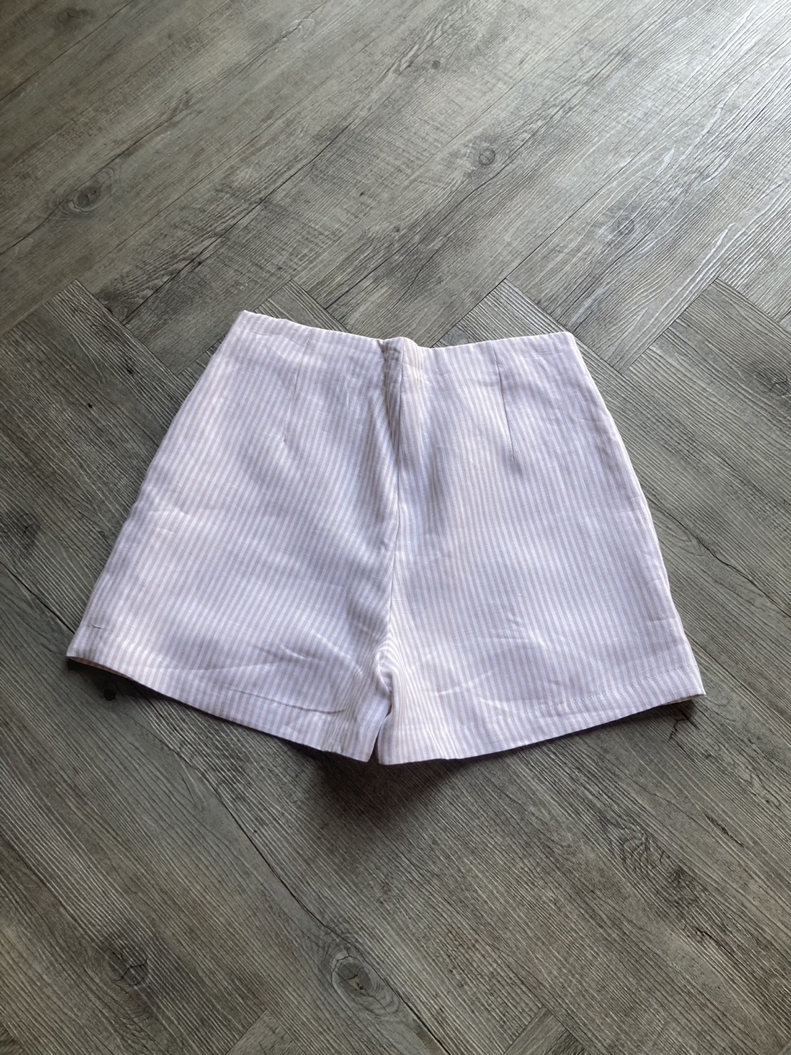 G 220660 กางเกงขาสั้นลินินลายทาง ราคาเช่า 30 บาท ต่อ 1 วัน