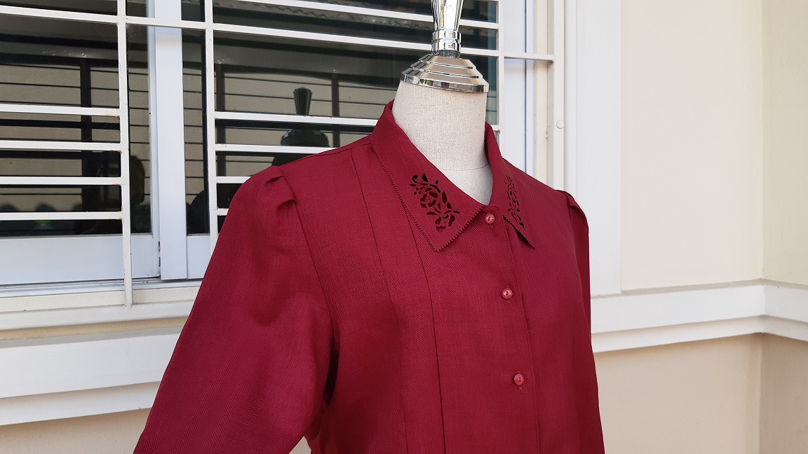 เสื้อเชิ้ตฉลุปก สีแดงเปลือกลิ้นจี่