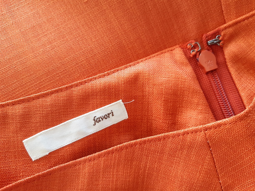 กระโปรงสั้นสีส้ม