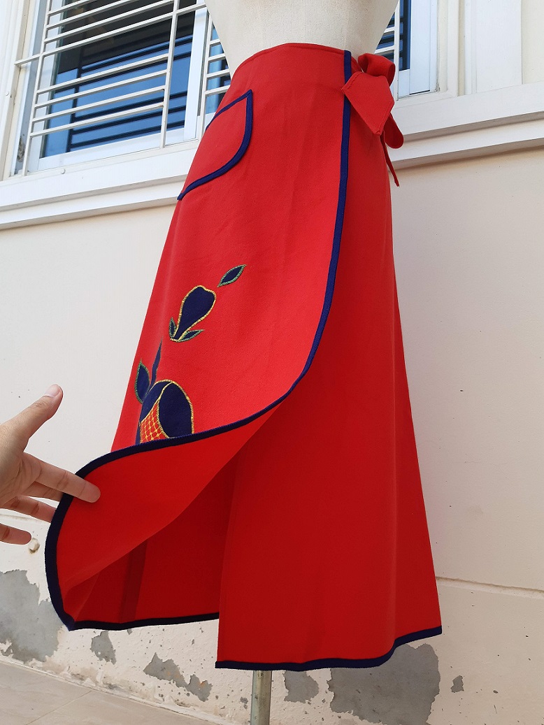 🔥 SALE 50% 🔥 กระโปรงวินเทจทรงป้ายข้างสีแดงลายดอกไม้ (Vintage skirt 70s Pattern)