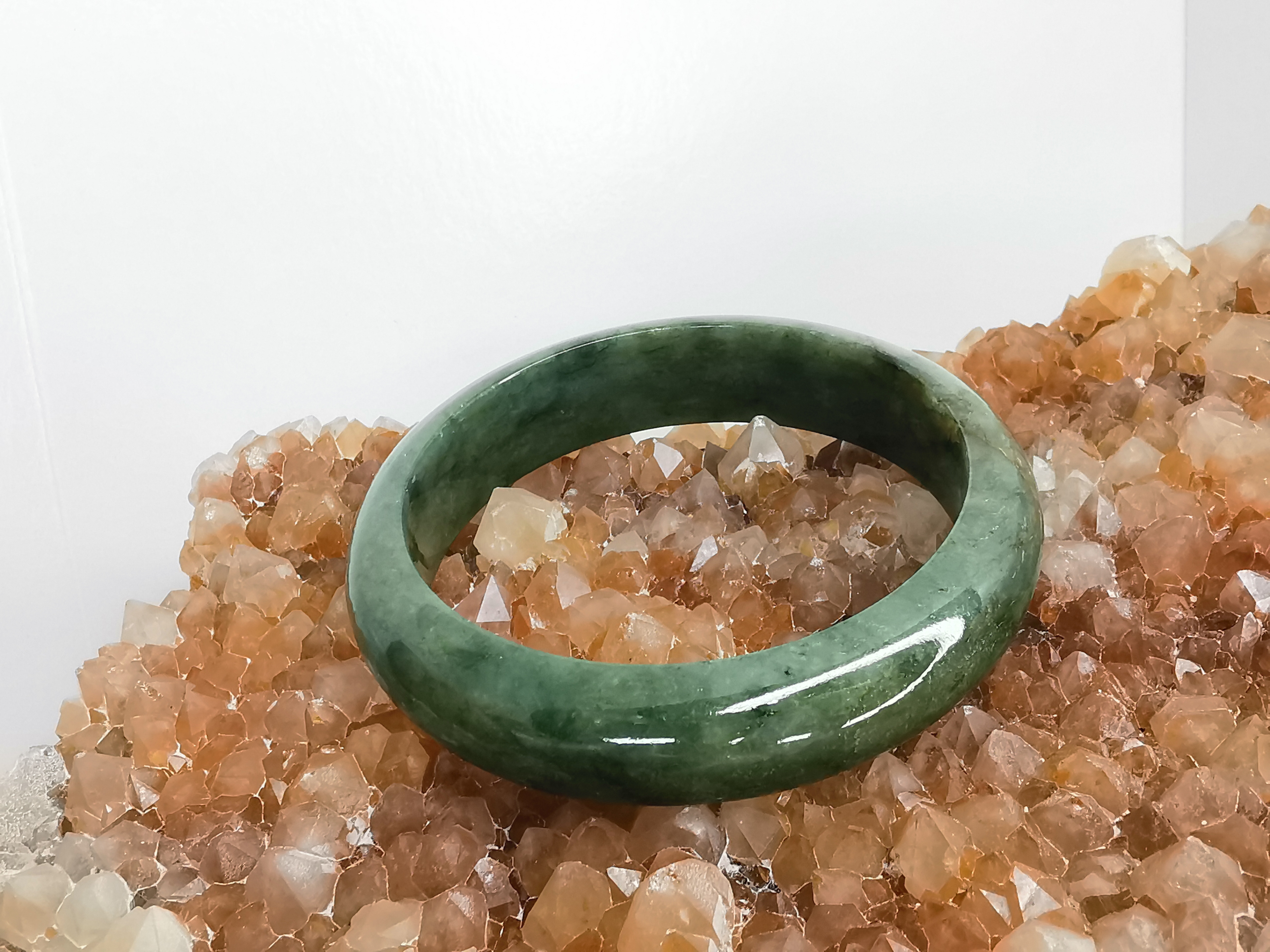 Green Bangle กำไลหยกเจไดต์แท้ Diameter/ เส้นผ่านศูนย์กลางด้านใน 58 mm.