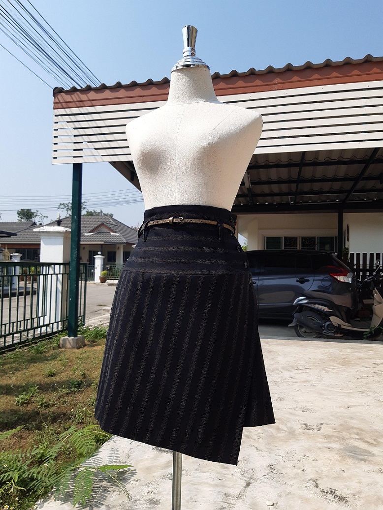 กระโปรงสั้นลายทางสีดำ ทรงป้ายข้าง