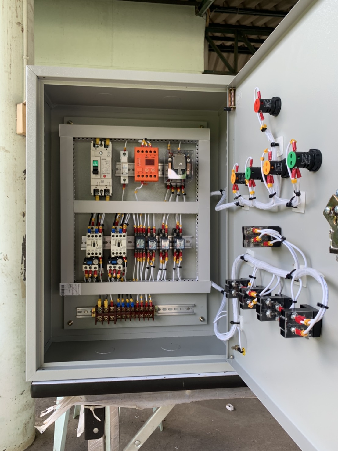 ตู้ควบคุมปั๊มน้ำ 3 HP 220V สลับกันทำงาน ใช้กับลูกลอยไฟฟ้า 220v