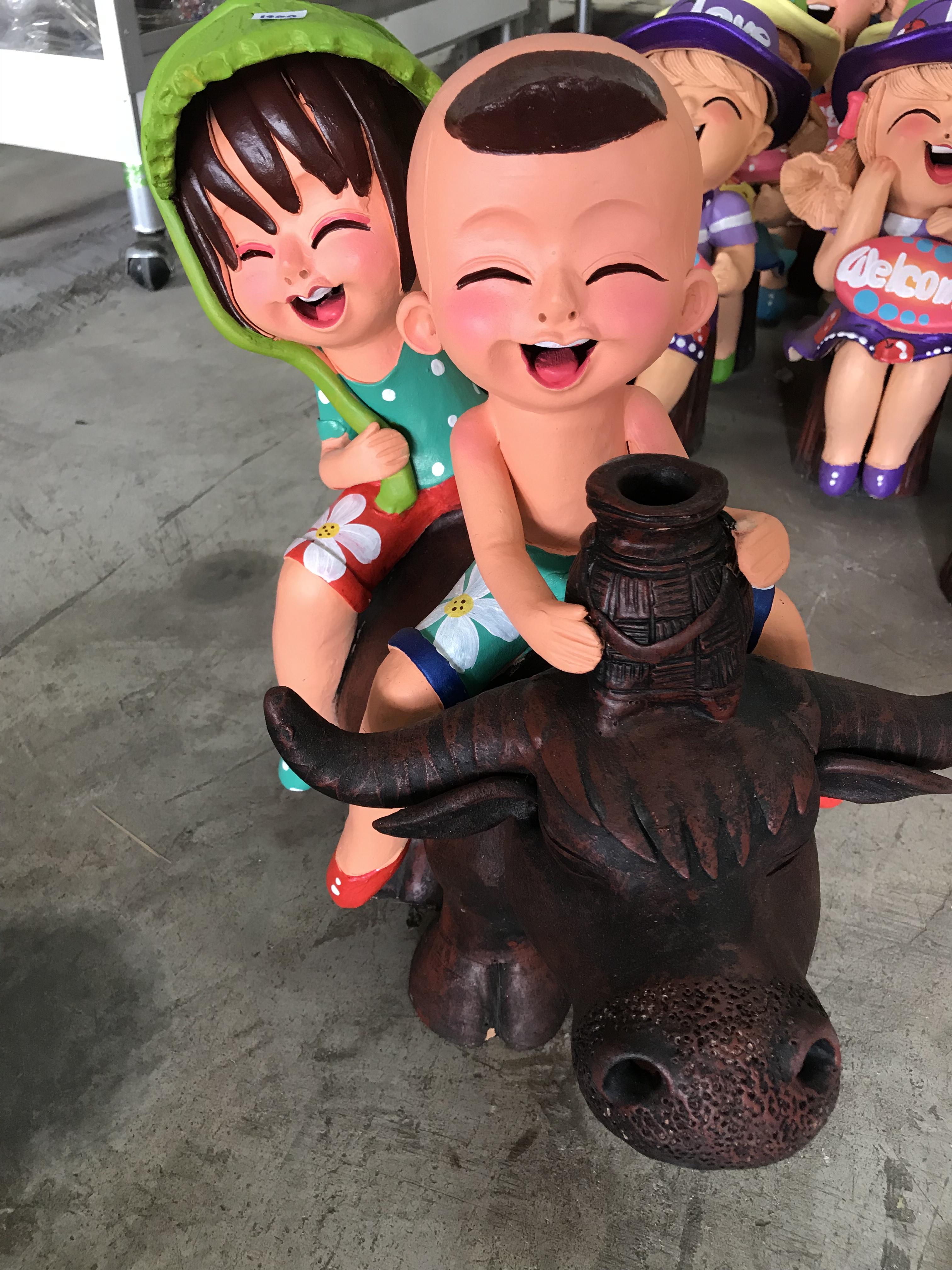 ตุ๊กตาดินเผาเด็กขี่ควายใหญ่