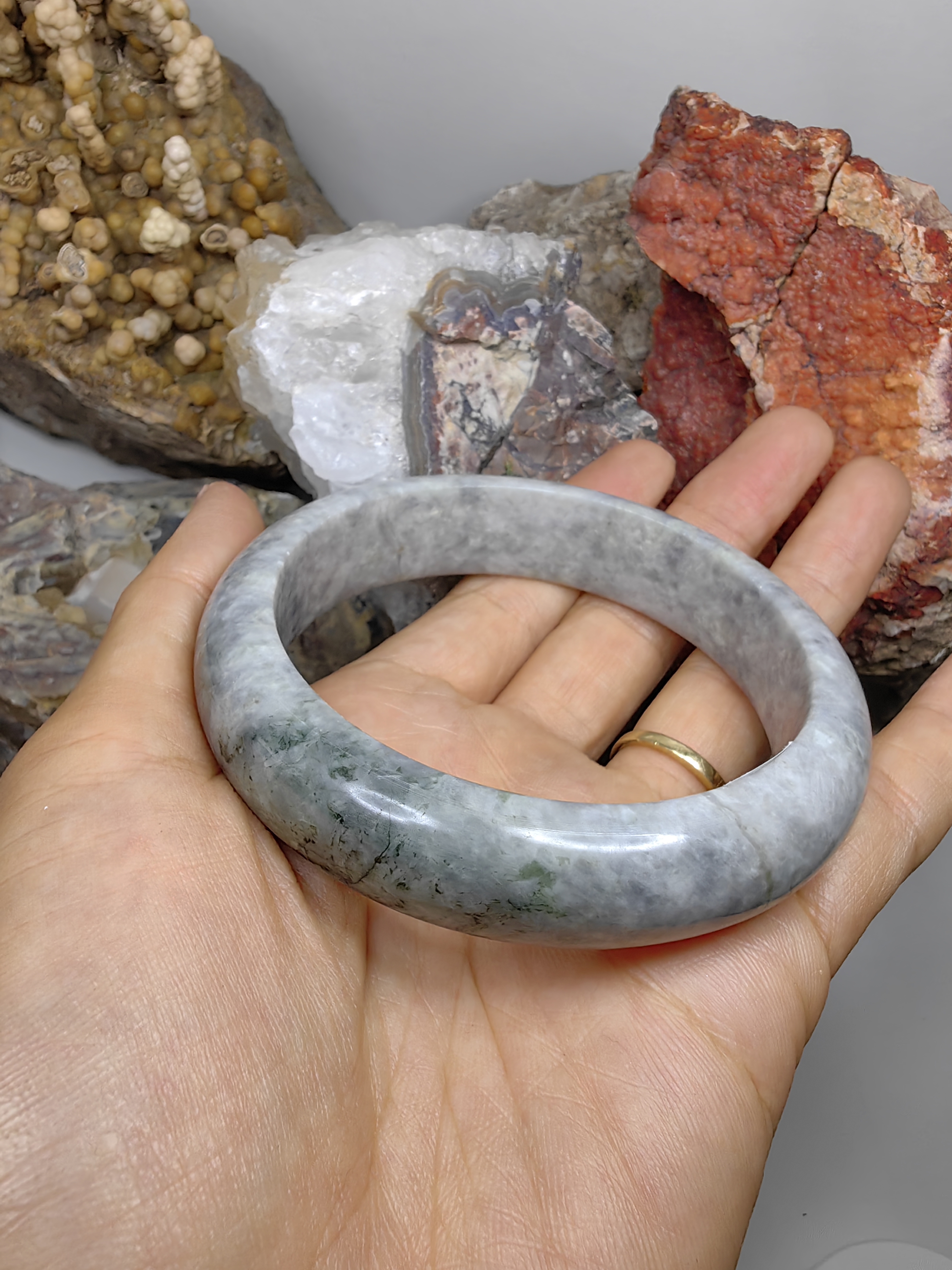 Burmese Jadeite Bangle Size 63 กำไลหยกเจไดต์พม่า Diameter/ เส้นผ่านศูนย์กลางด้านใน 63 mm.