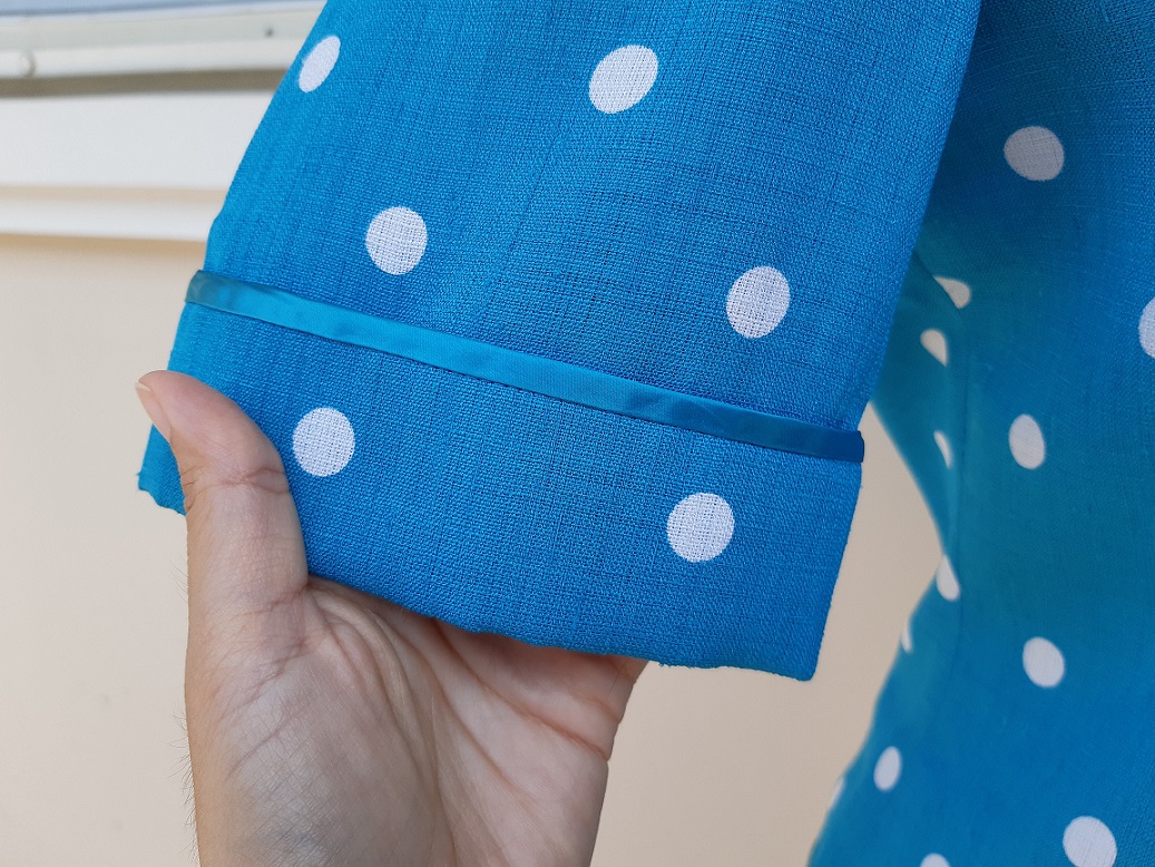 เสื้อสีฟ้าสดลาย polkadots งานญี่ปุ่น