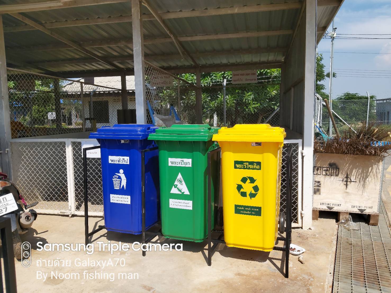 แท่นวางถังขยะ กทม. 240 ลิตร ขนาด 3 ช่อง ไม่มีป้ายแผงหลัง