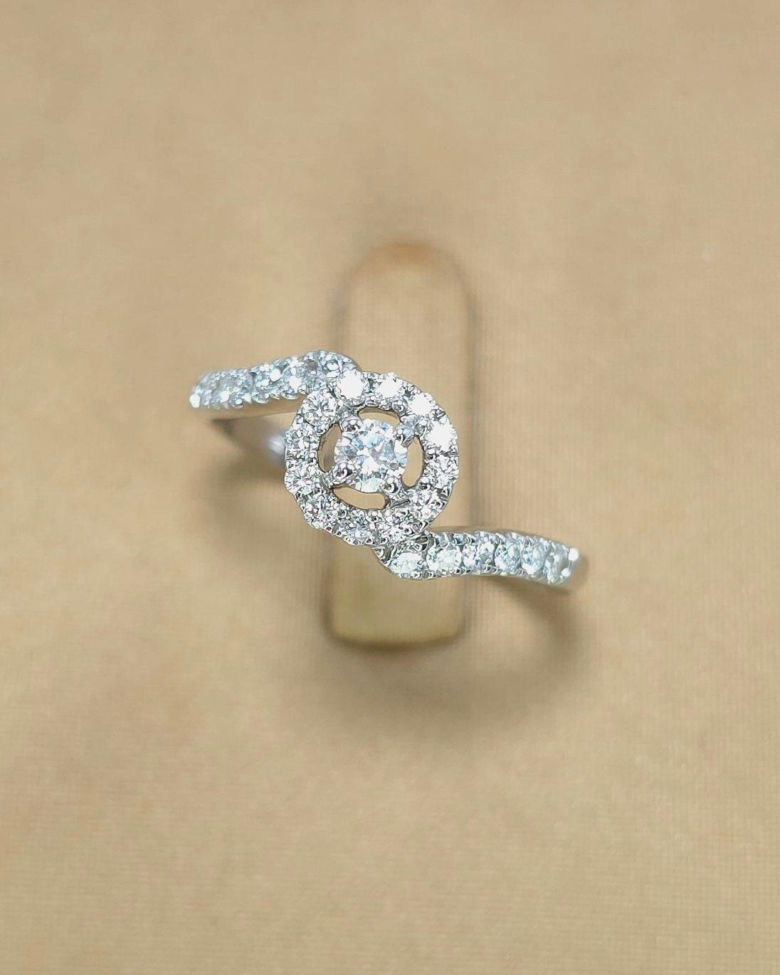 🚫ปิดการขาย(SoIdOut)🚫แหวนทองคำขาว 18K เพชรเกสร 9 ตัง 1 เม็ด 1.5 ตัง 12 เม็ด 1 ตัง 12 เม็ด รวม 39 ตัง น้ำ 96-97 ความสะอาด vvs-vs ไซส์ 52 น้ำหนัก 2.29 กรัม ราคา 8,900.-(Net)