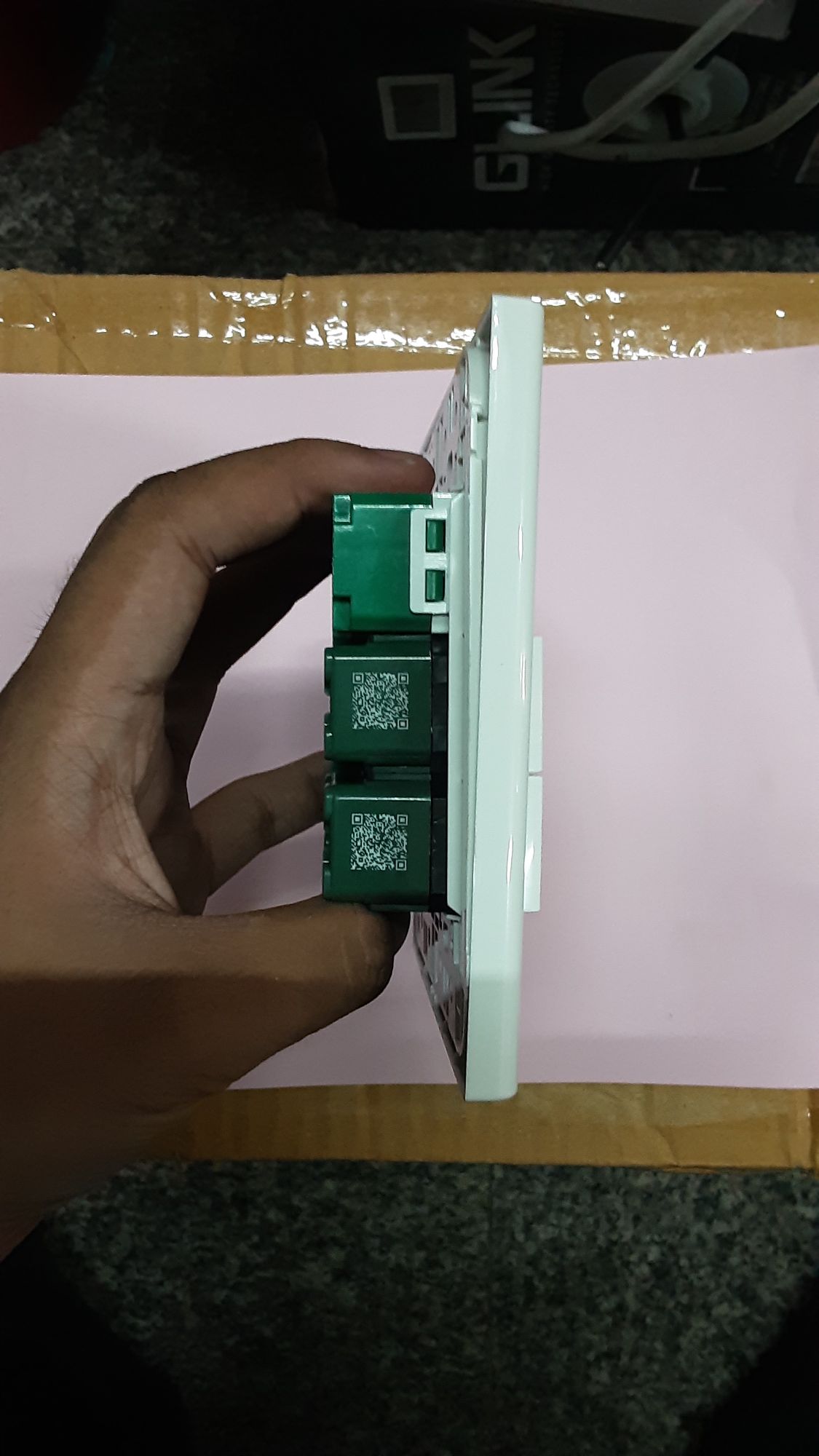 Panasonic ปลั้กไฟ ชุดสวิตซ์ไฟสำเร็จ Panasonic เต้ารับเดียว 4 ช่อง สวิตซ์ 2 ช่อง พร้อมหน้ากาก 6 ช่อง บล็อกลอย4x4 สีขาว