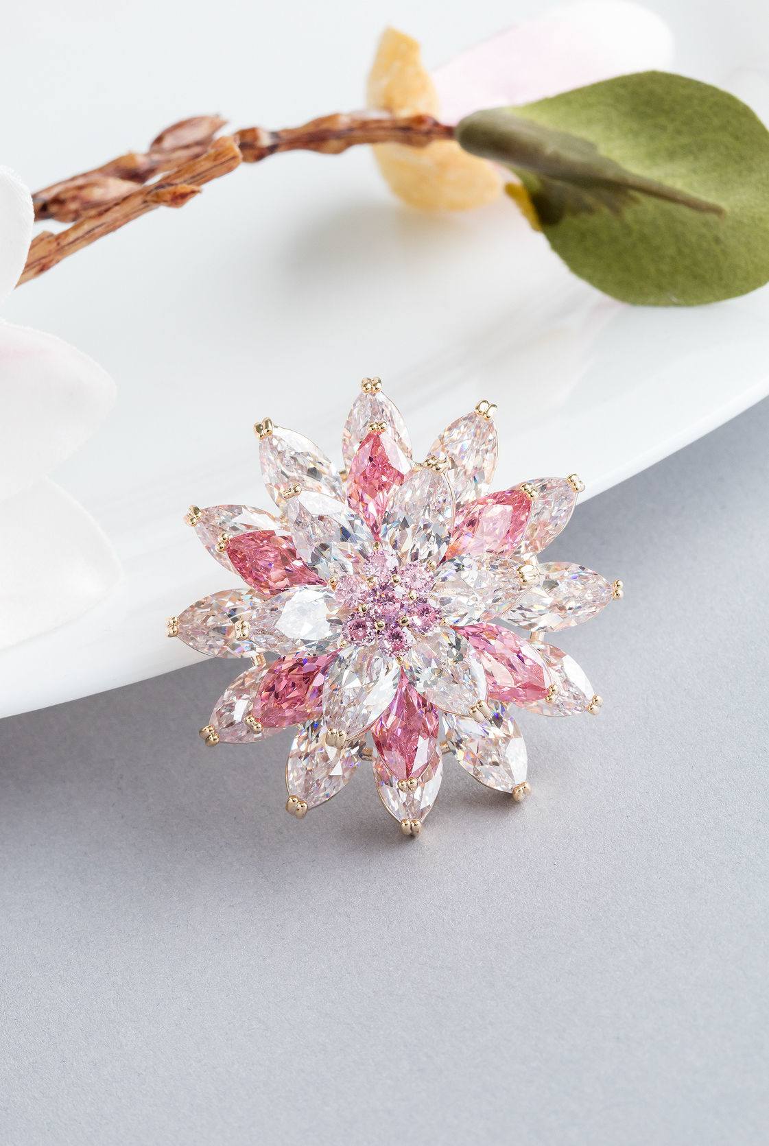 PINK SAPPHIRE DIAMOND BROOCH 18K GOLD เข็มกลัดเพชร แซฟไฟร์สีชมพู ทอง 18K Pre-order