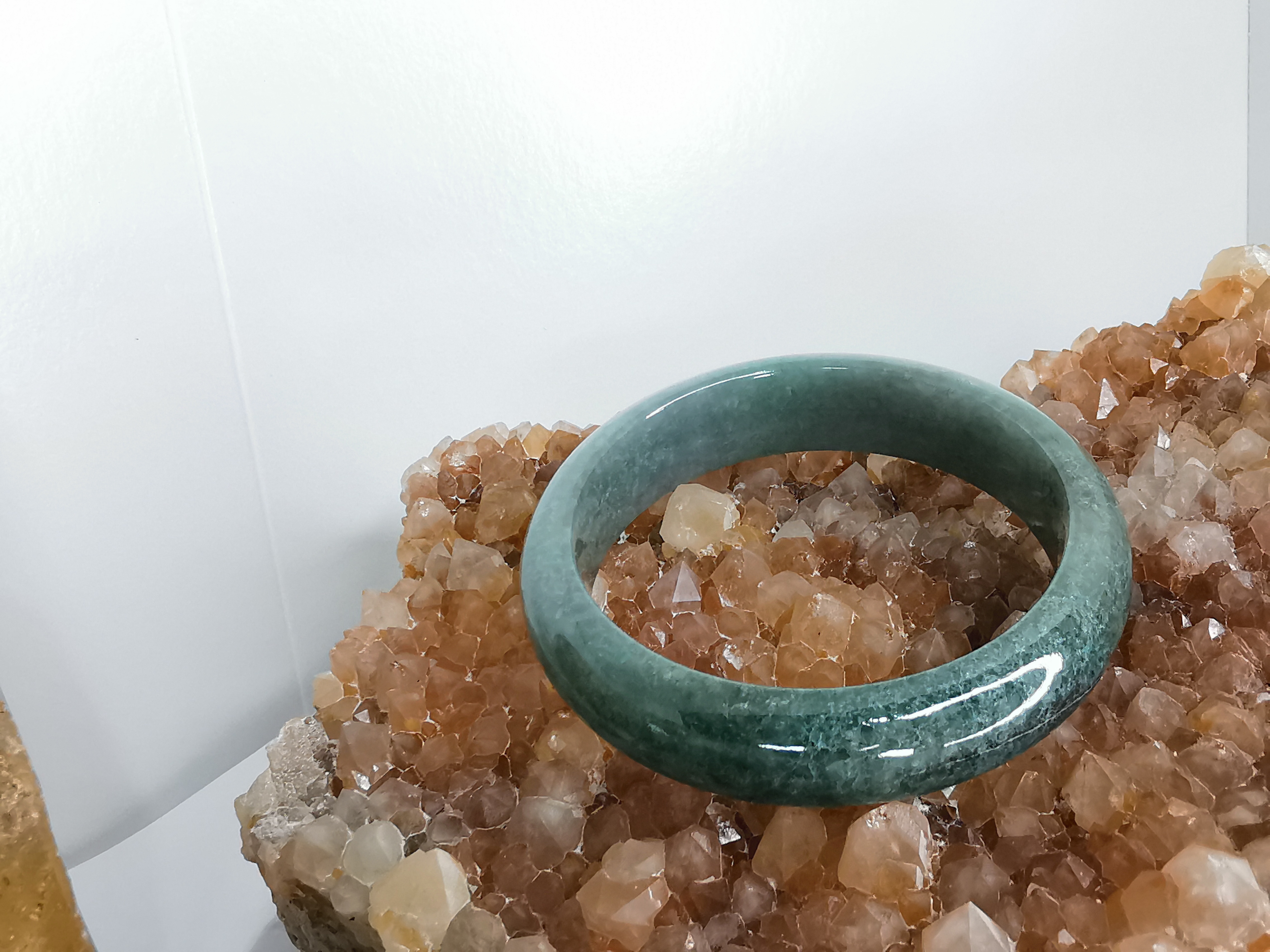 Green Bangle กำไลหยกเจไดต์แท้ Diameter/ เส้นผ่านศูนย์กลางด้านใน 55 mm.