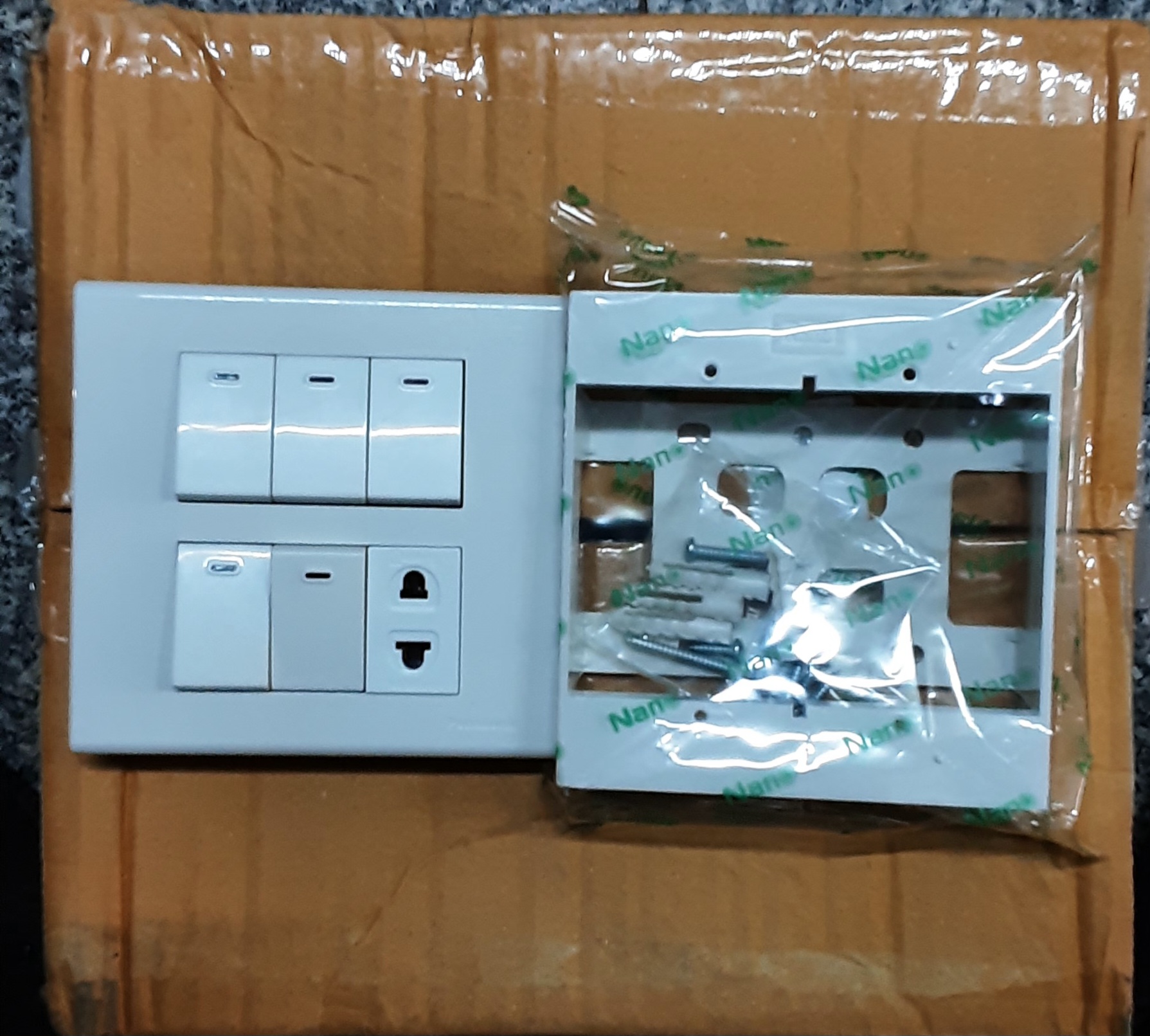 ชุดสวิตซ์ไฟสำเร็จ Panasonic เต้ารับเดียว 1 ช่อง สวิตซ์ 5 ช่อง พร้อมหน้ากาก 6 ช่อง บล็อกลอย4x4 สีขาว